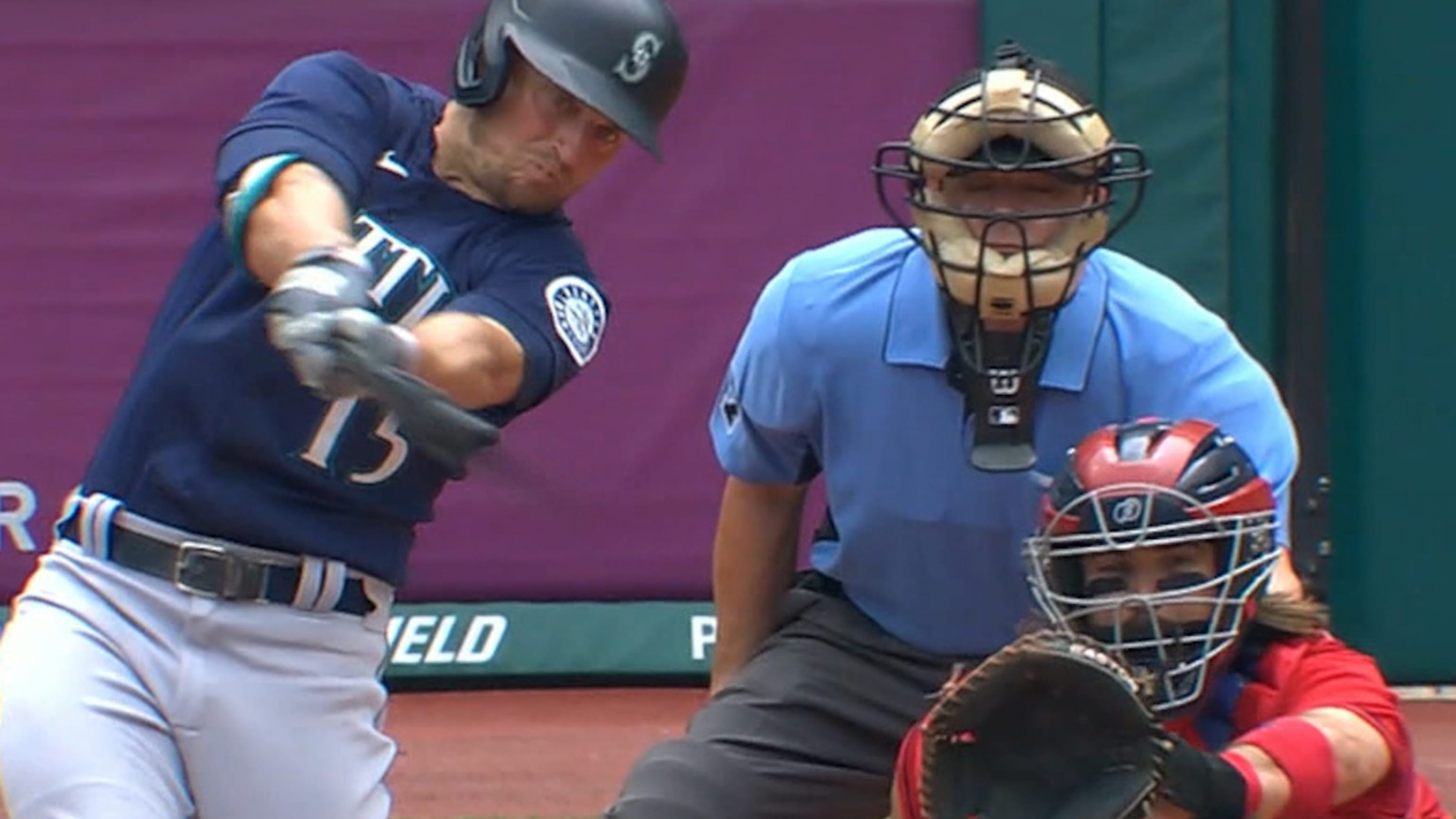 Mariners' Haniger fouls pitch off left knee, suffers bruise