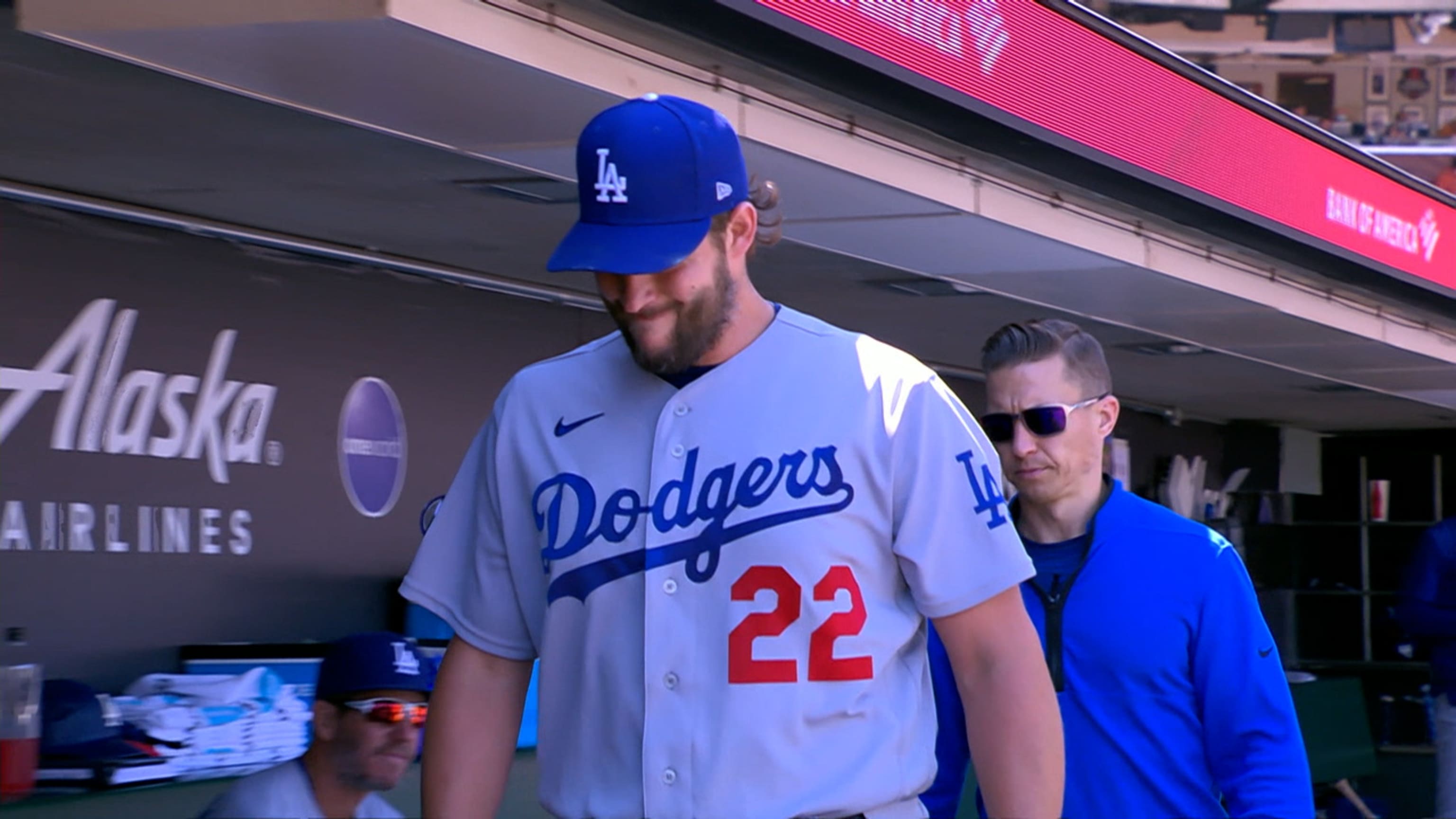 Clayton Kershaw sale por lesión