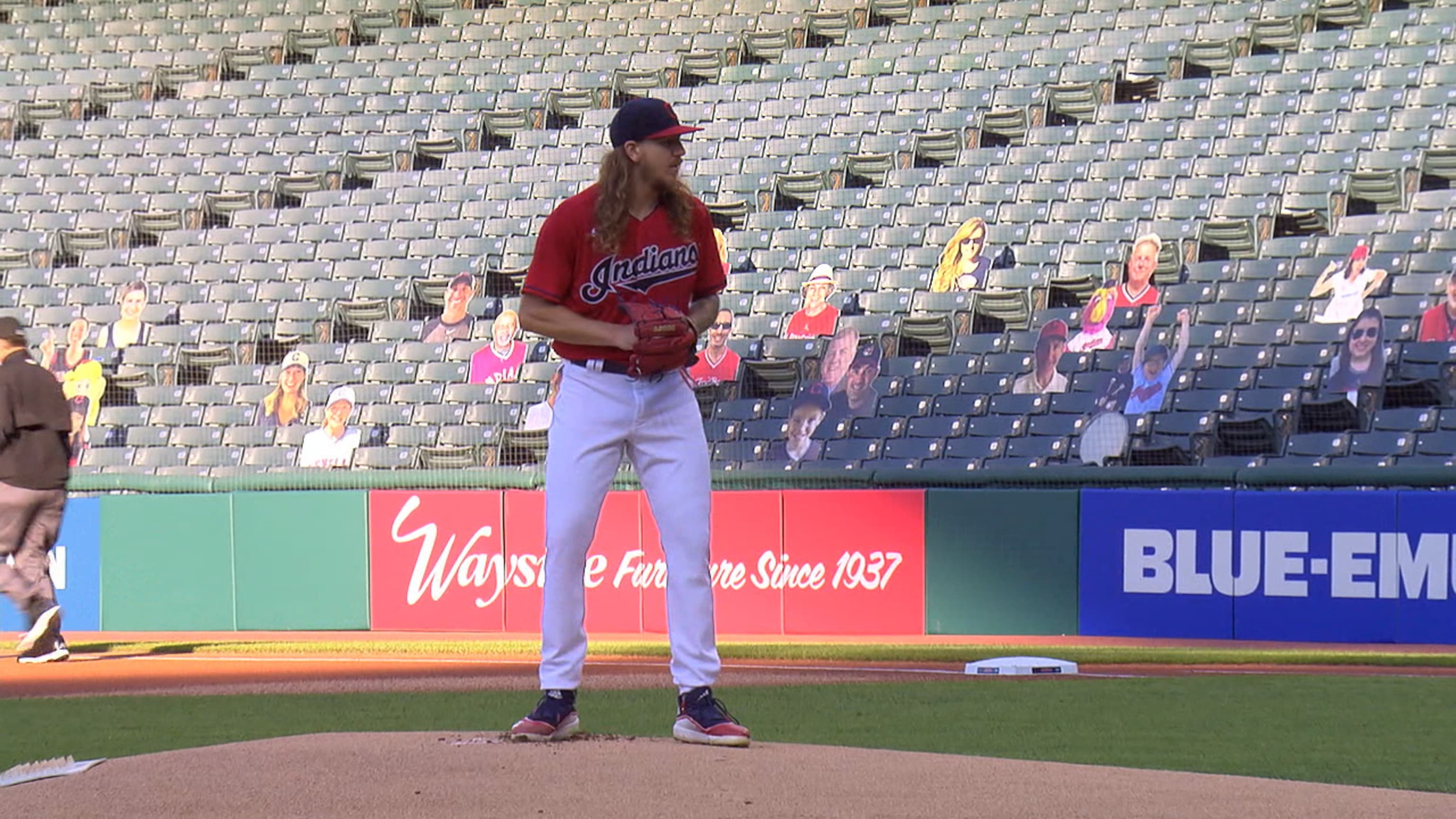 Clevinger poncha a cuatro