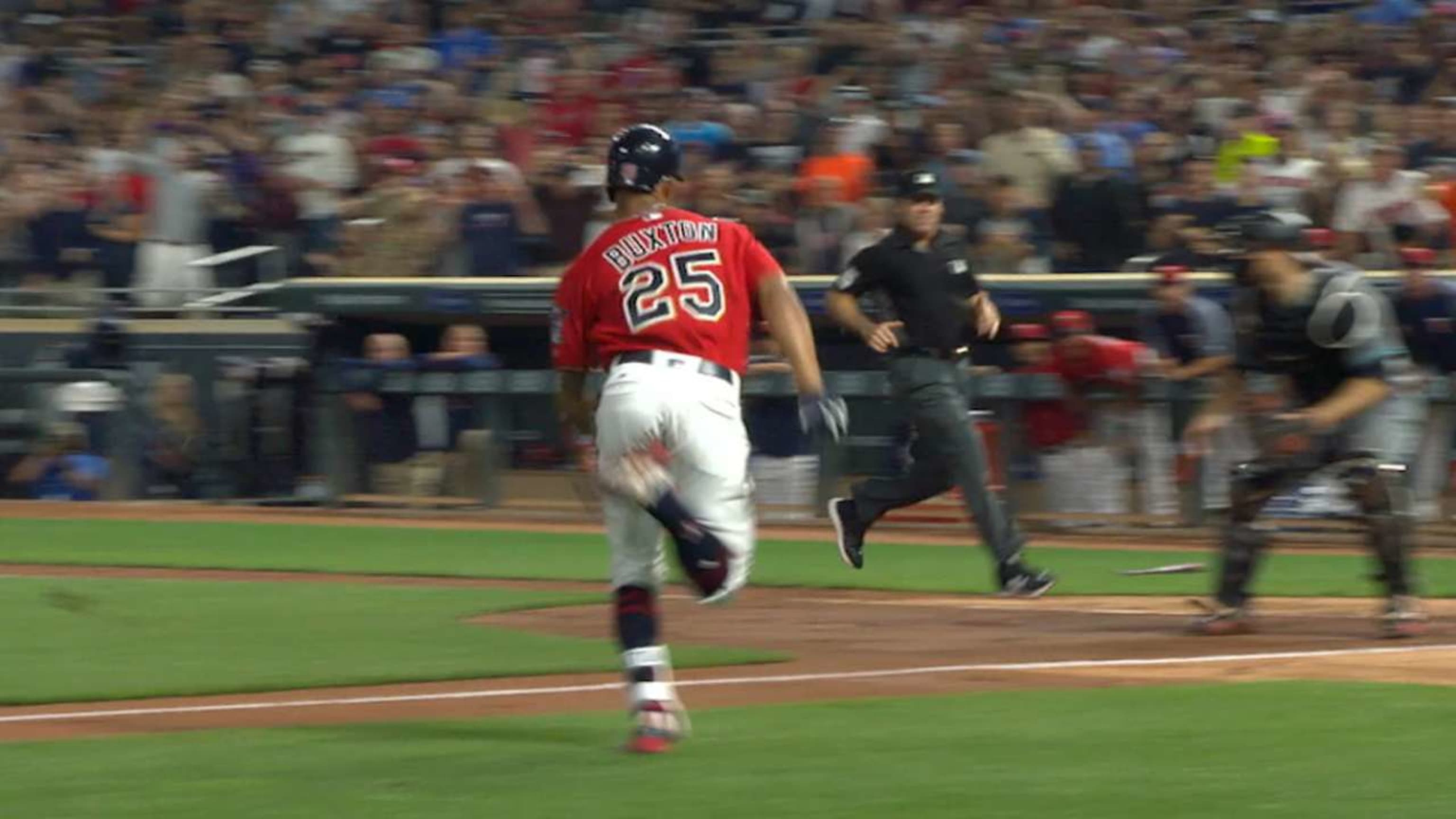 Buxton batea HR dentro del parque