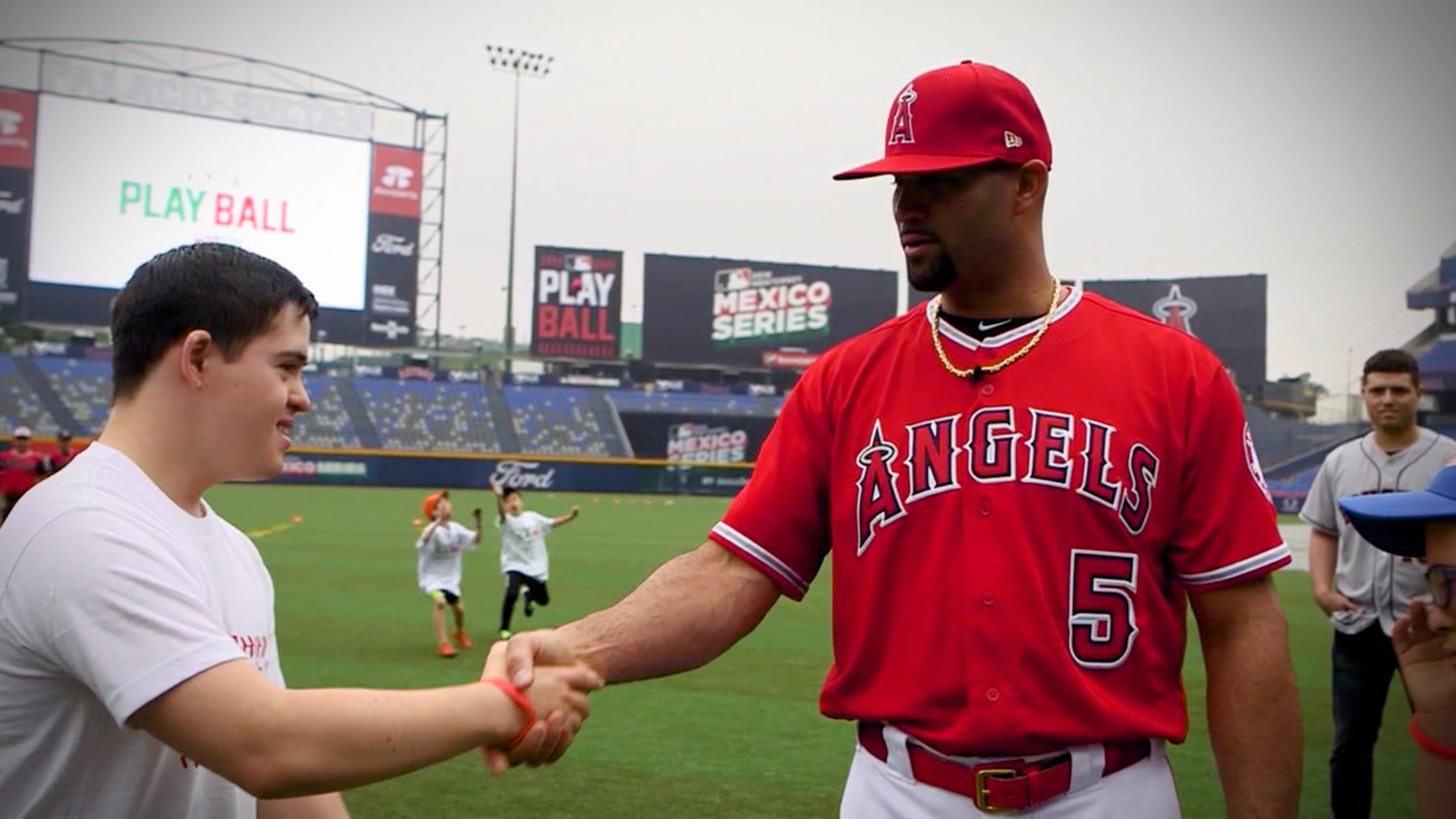 Albert Pujols stays connected with foundation