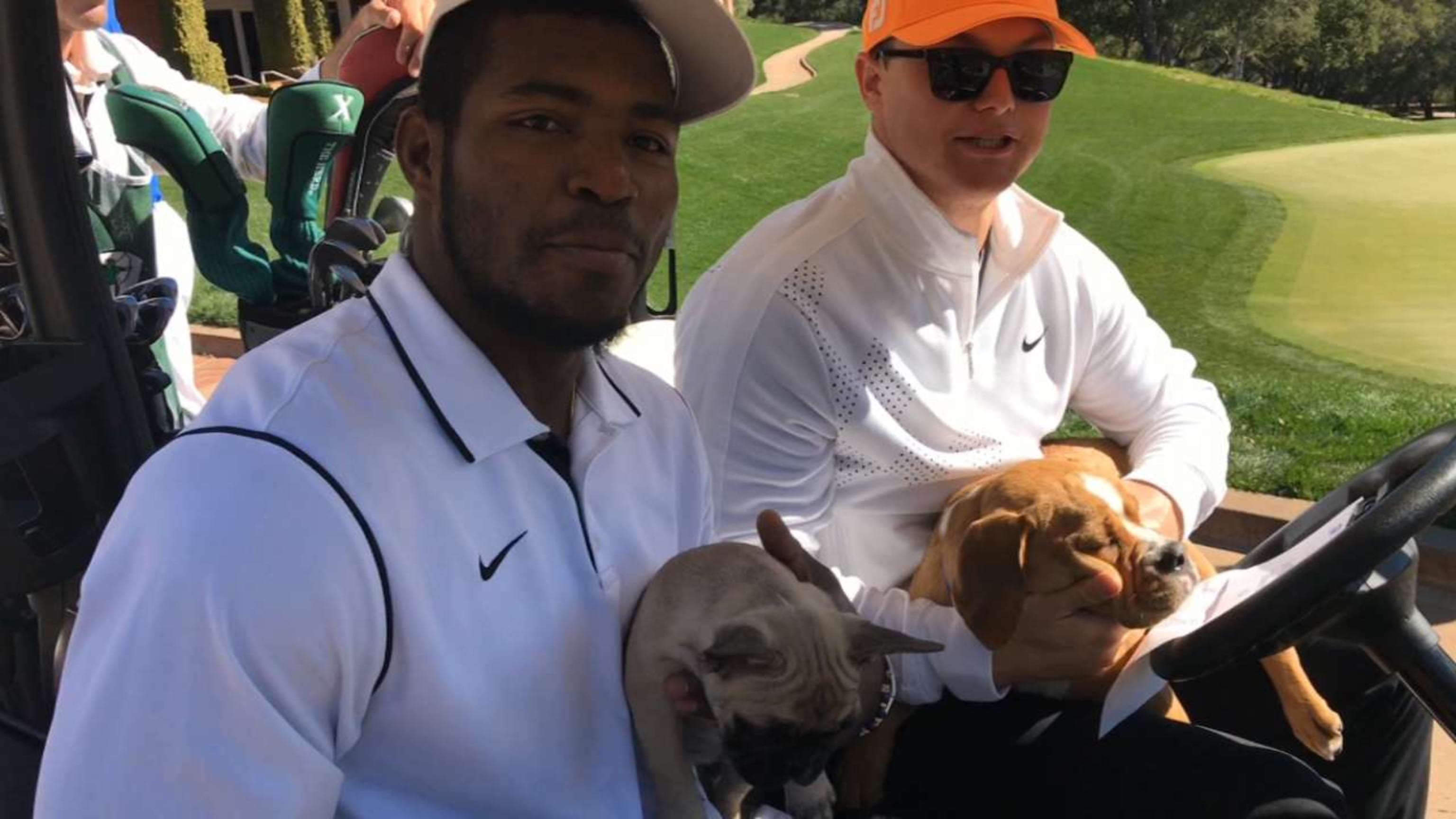 Joc Pederson and Yasiel Puig had very different methods of dealing with  stray outfield beach balls