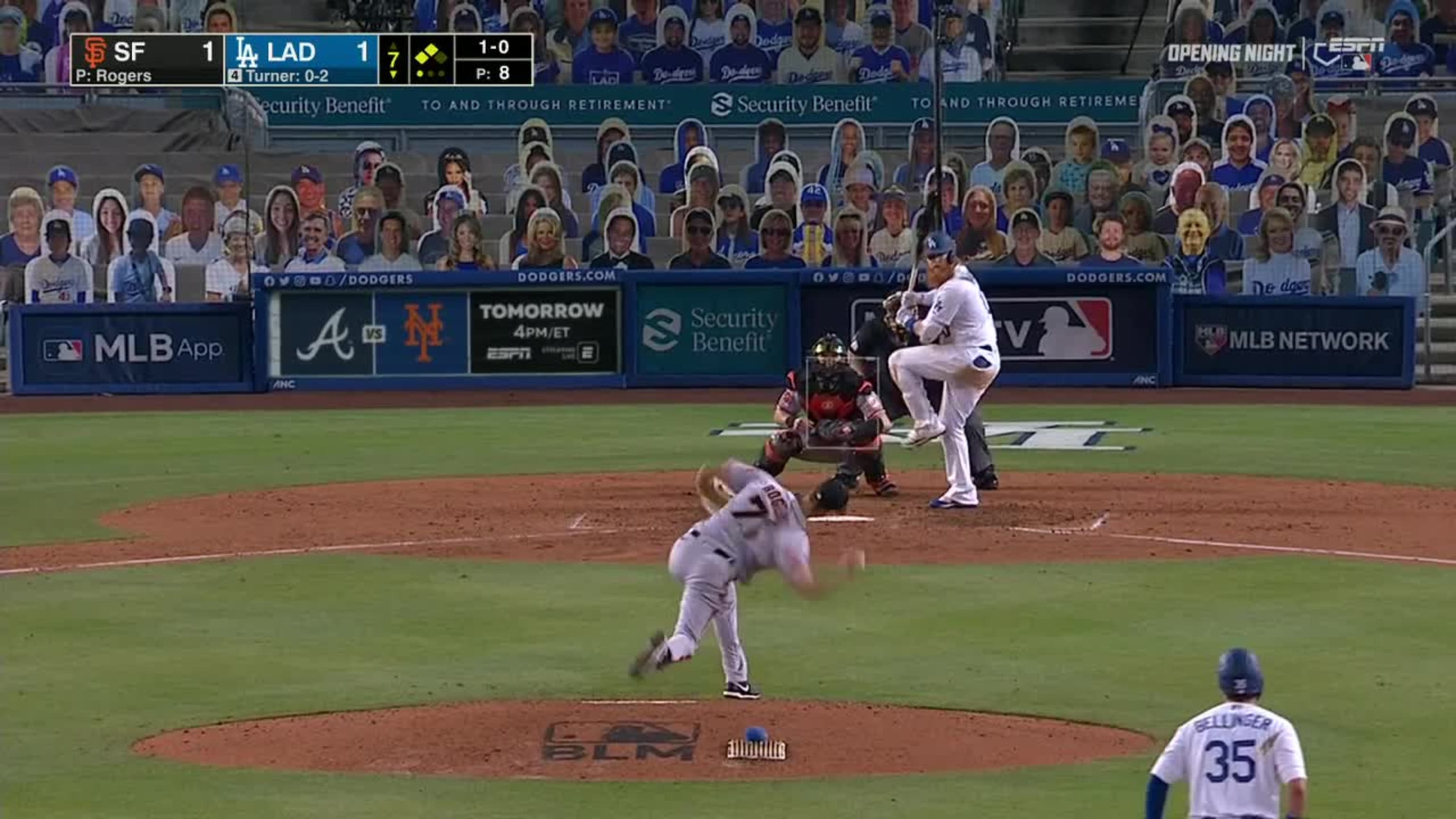 Betts vence el tiro y anota