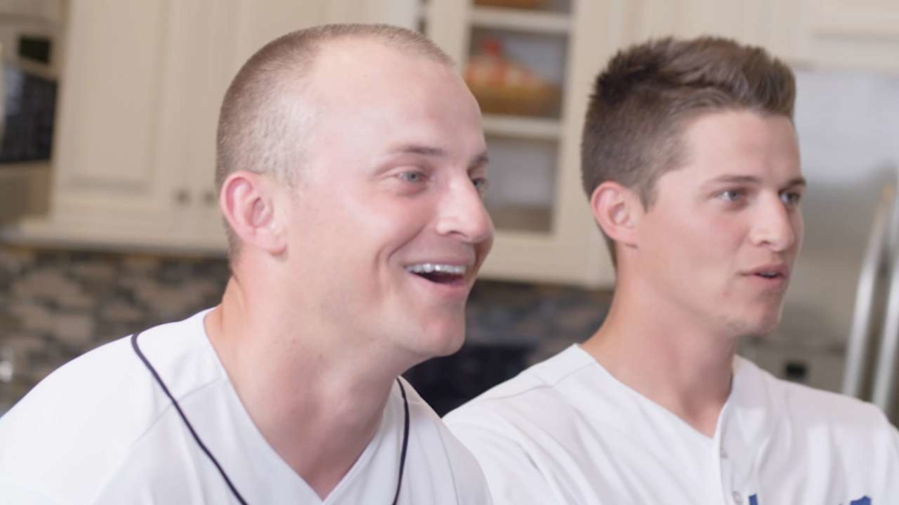 Kyle Seager's reaction to brother Corey's home run is everything