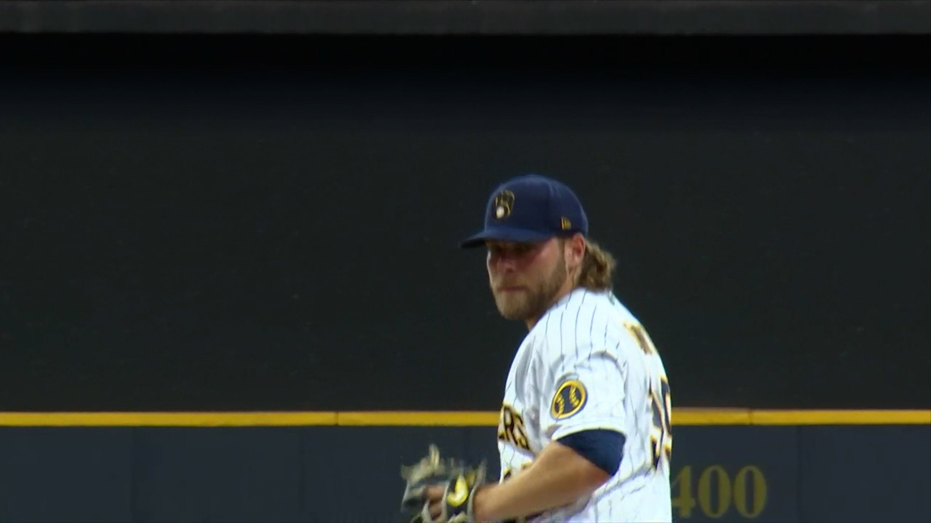 Burnes poncha a 9 en 6 innings 