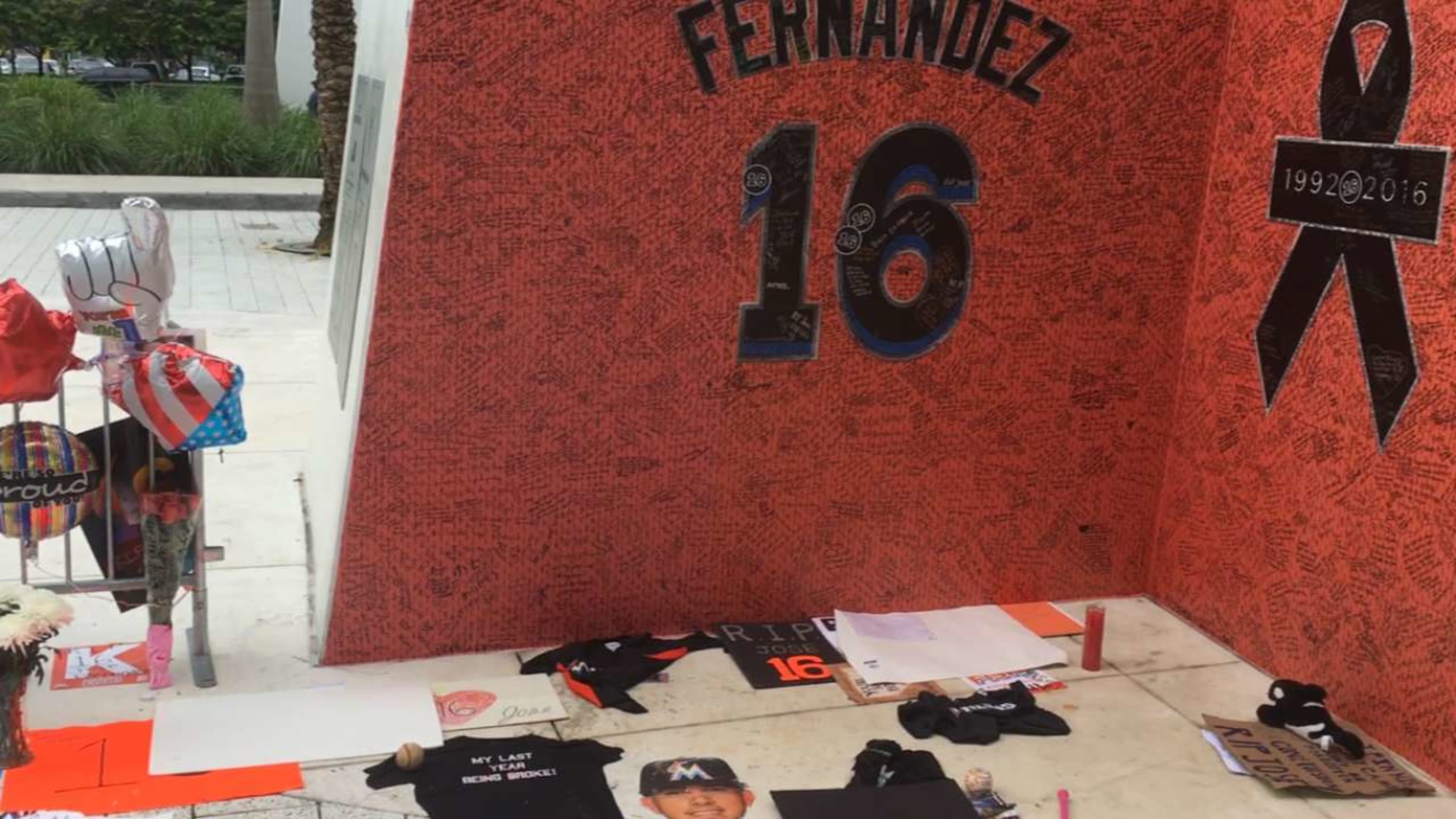 Jose Fernandez mourned at memorial at ballpark