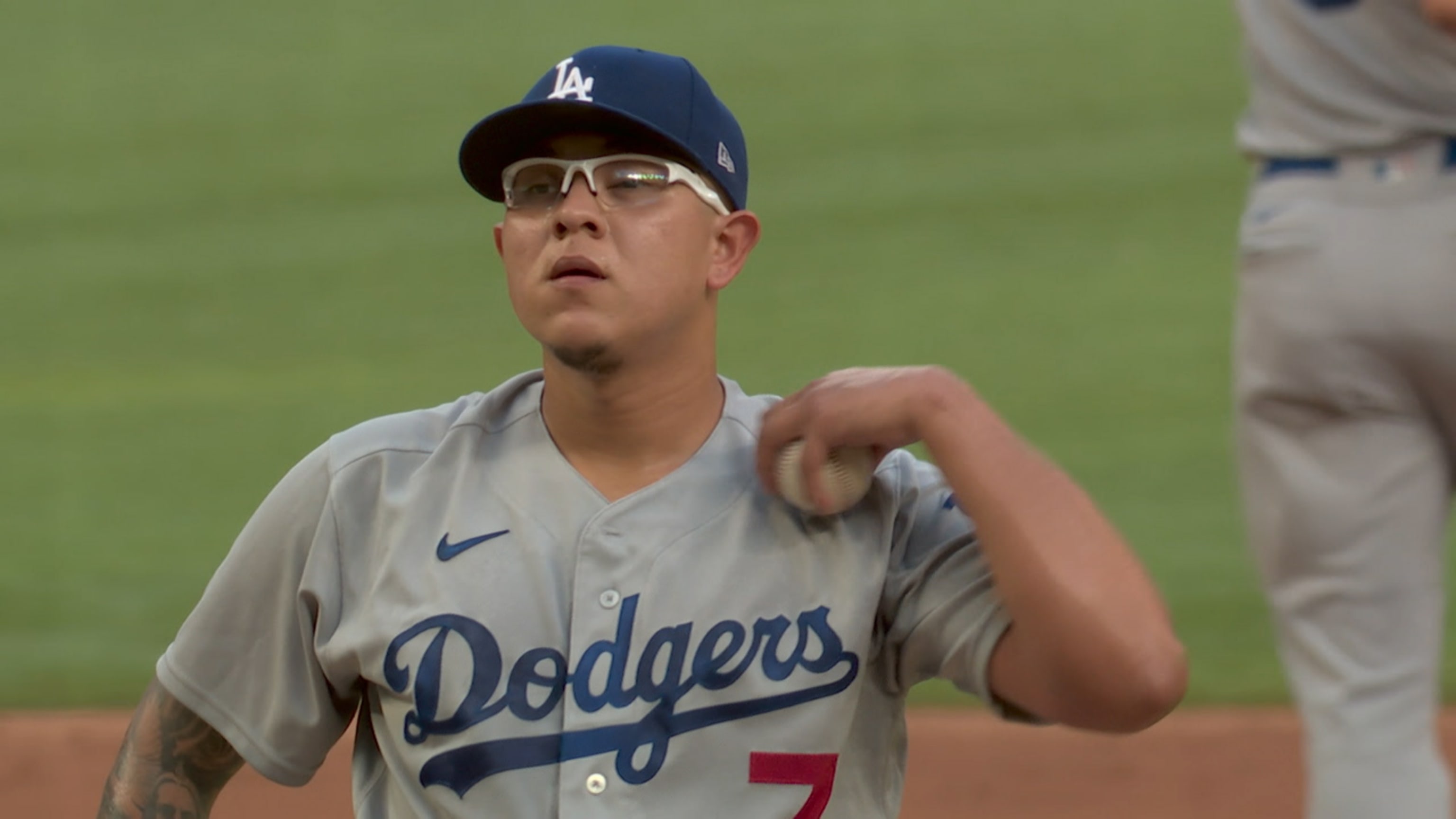 Urías registra cinco ponches