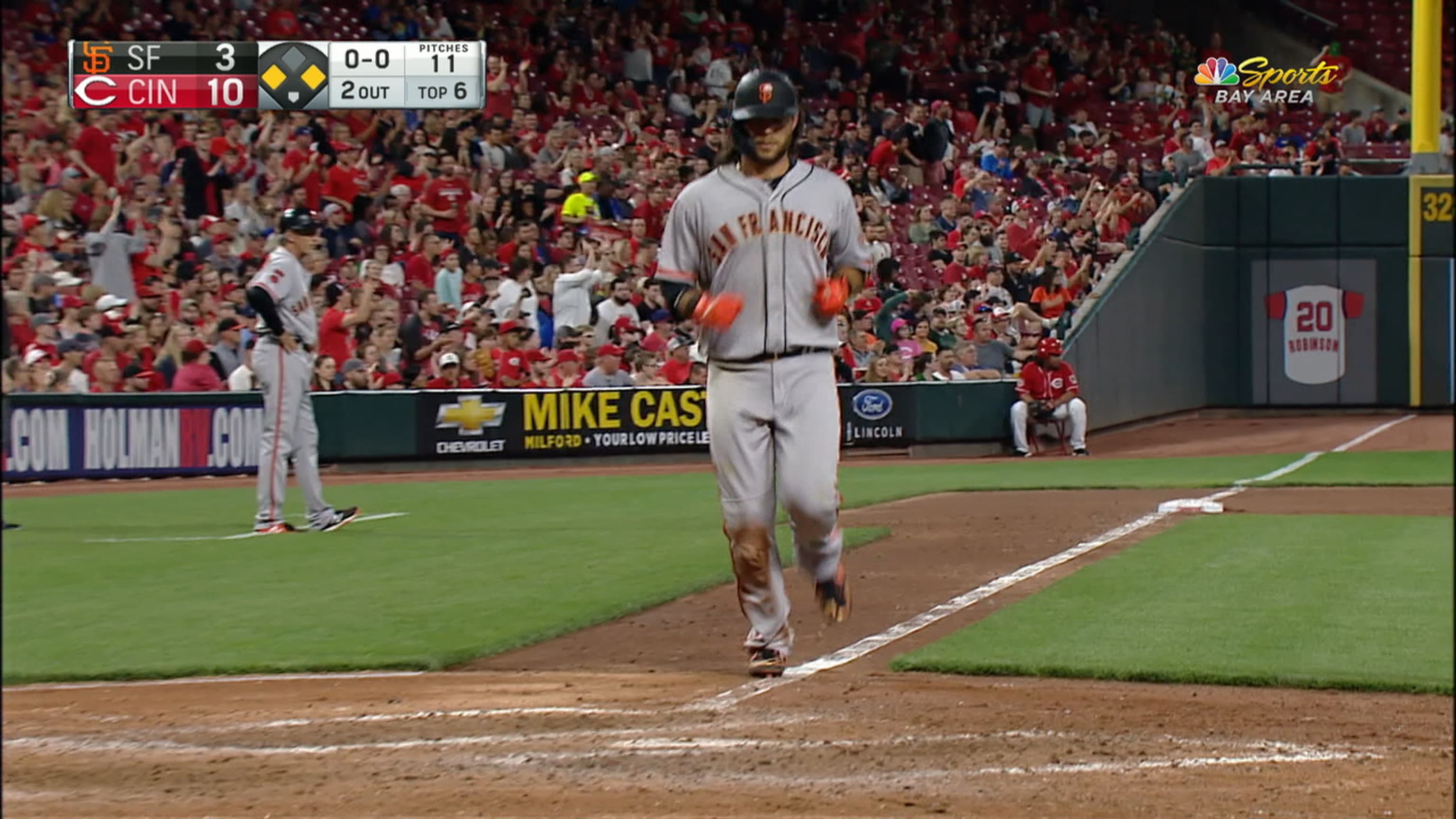 Giants' Kevin Pillar steals Reds rookie Nick Senzel's first home run