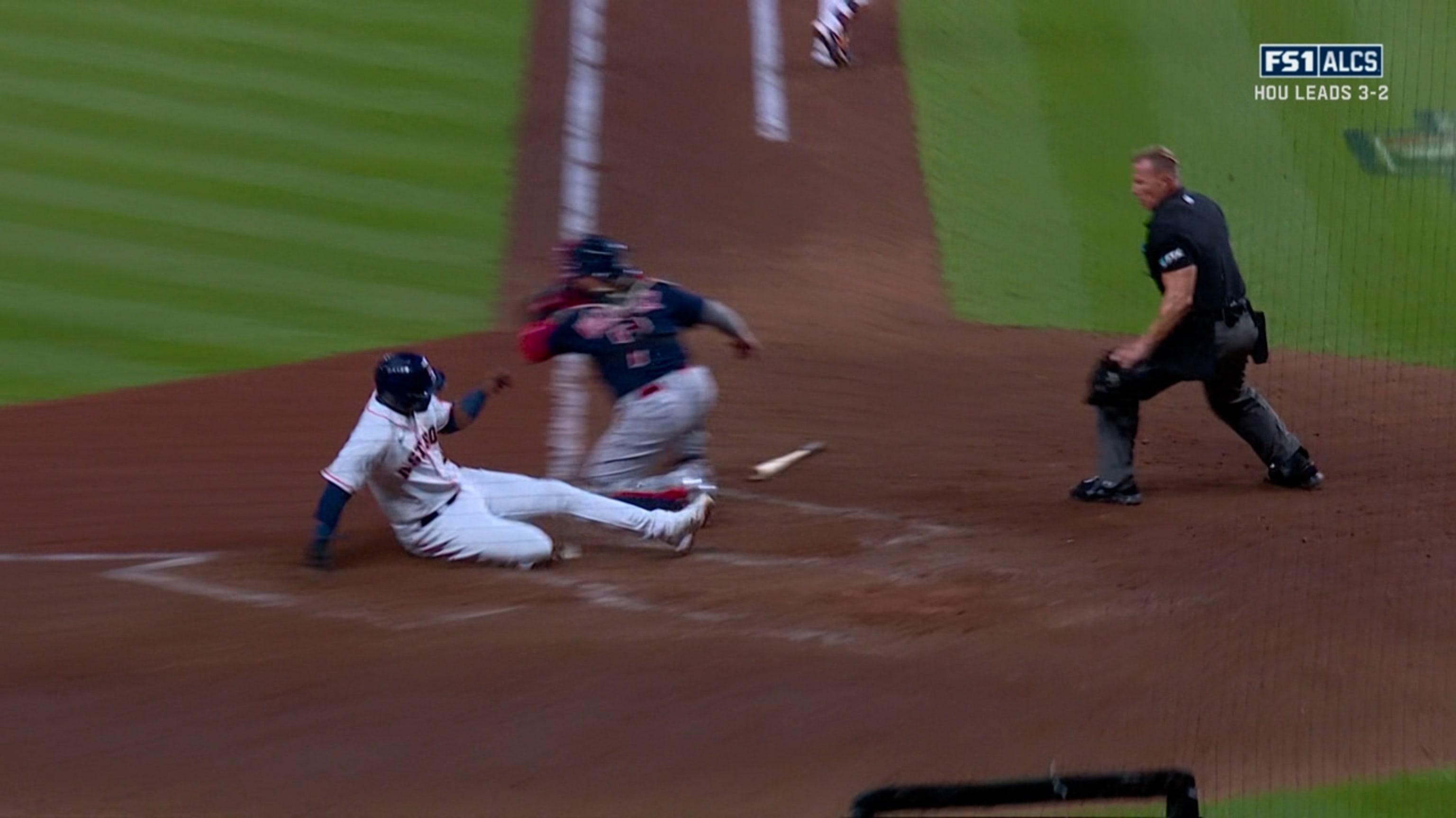 Álvarez anota durante doble play