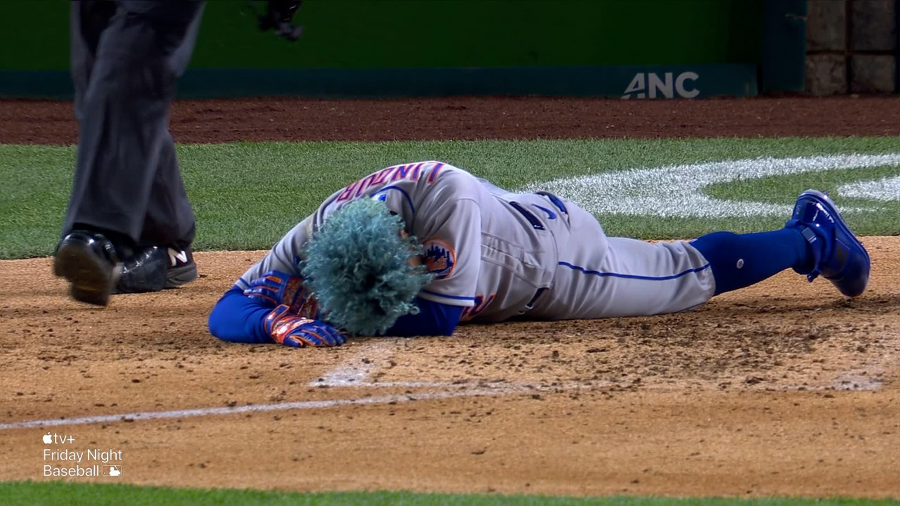 Lindor recibe pelotazo en la cara