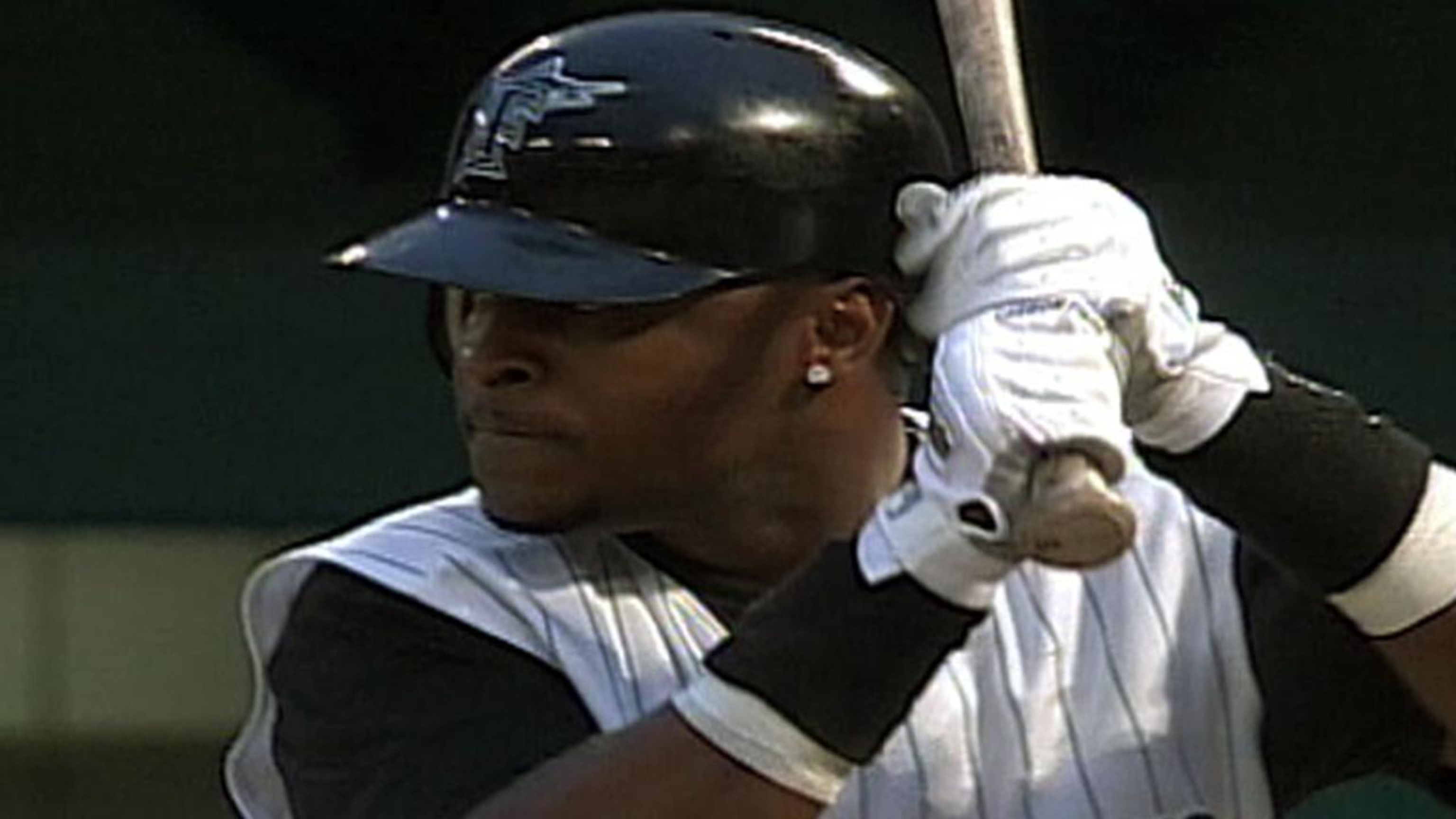 Castillo's hit streak reaches 35