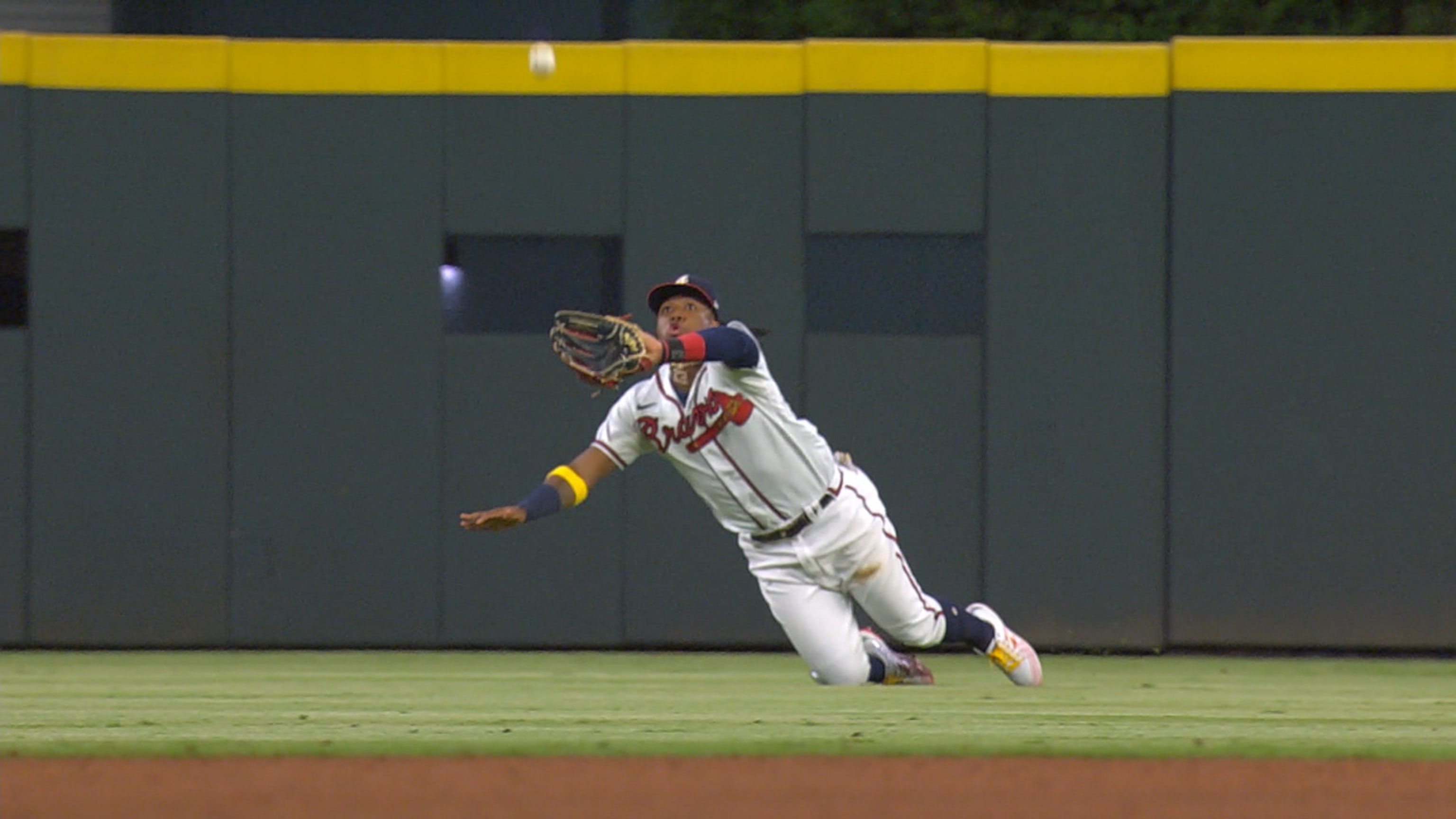 Impresionante jugada de Acuña Jr.