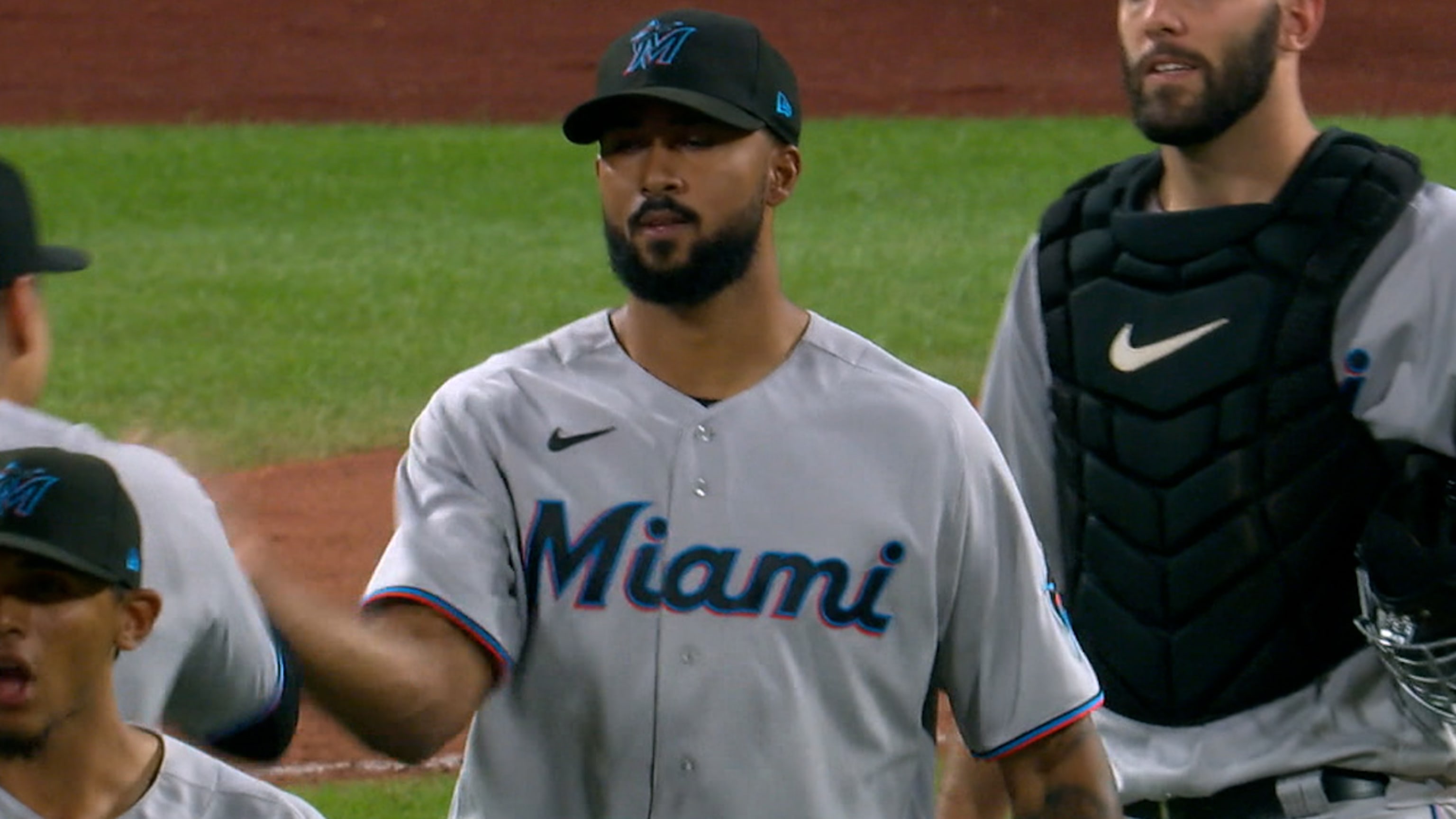 Sandy Alcántara sella la victoria