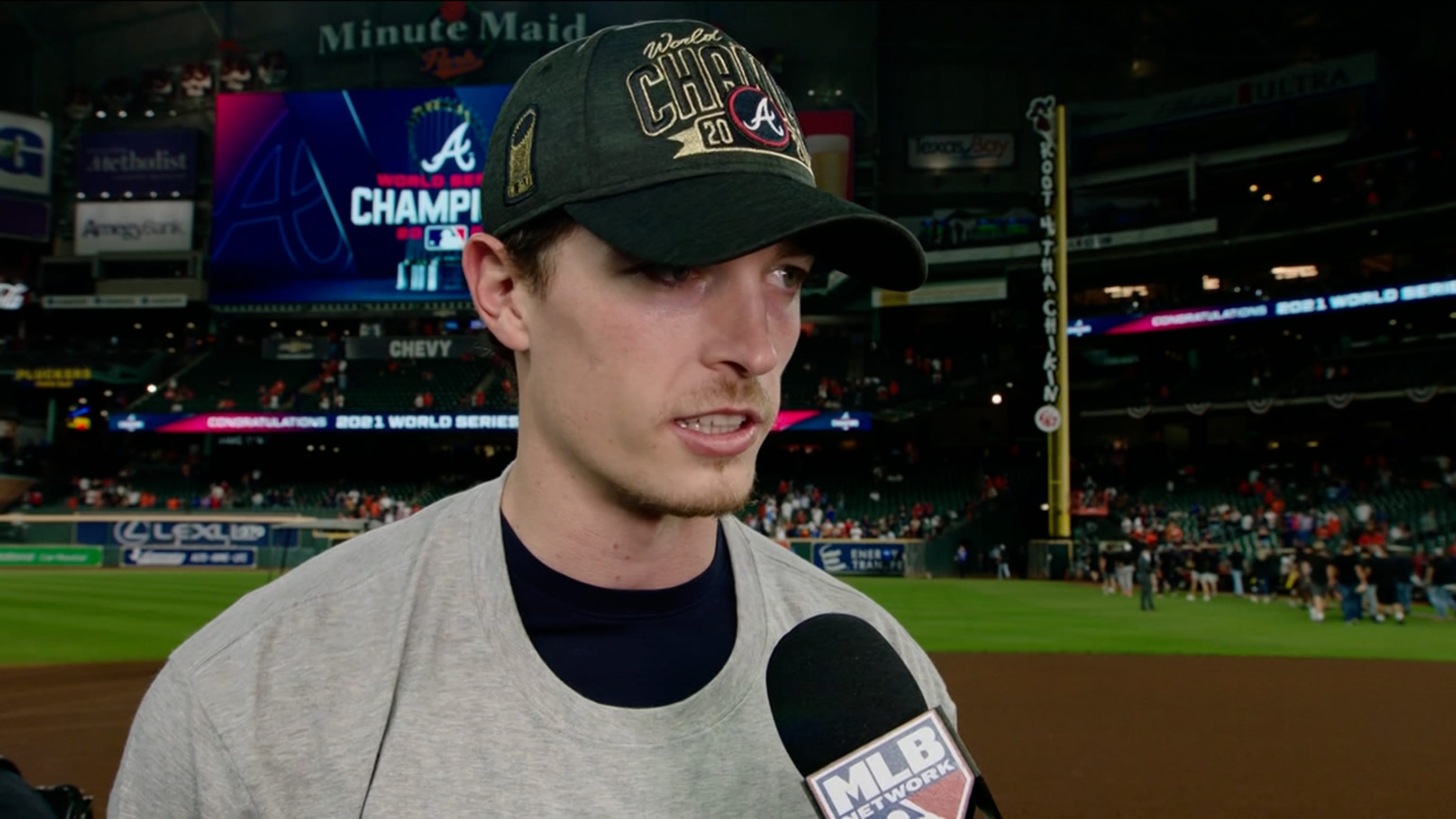 max-fried-pitches-gem-after-hurting-ankle-on-close-play-in-game-6-of-world-series
