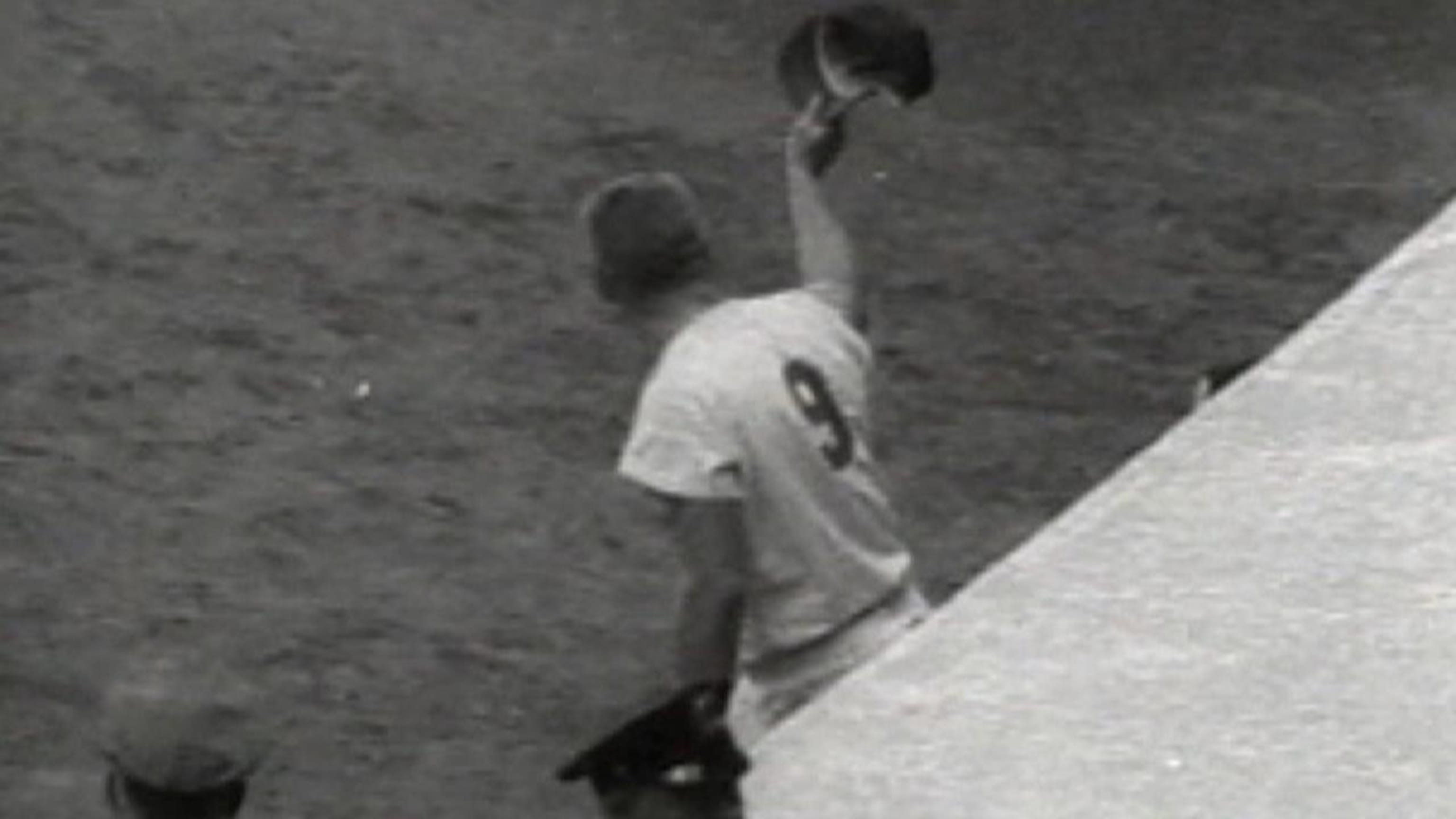 Roger Maris hits 61 in '61