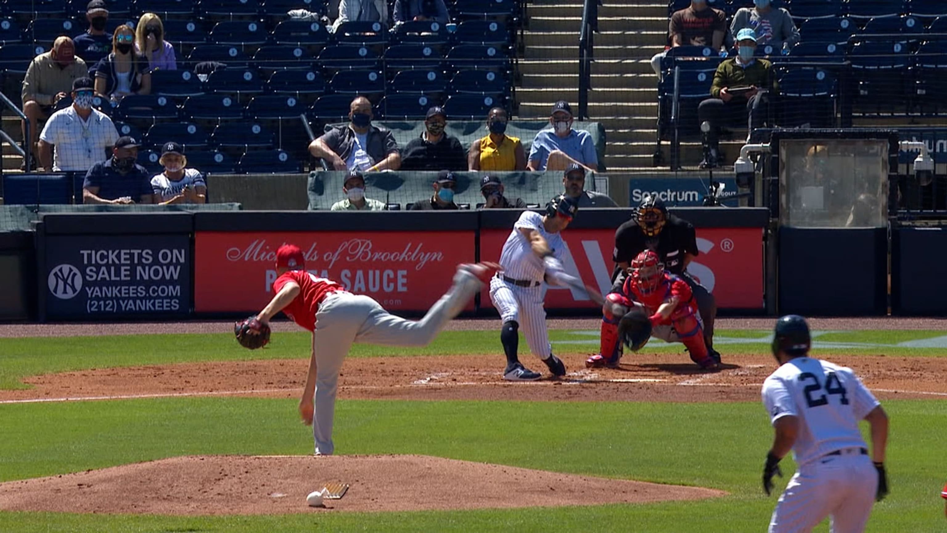 Yankees: Brett Gardner accidentally hurts himself throwing helmet