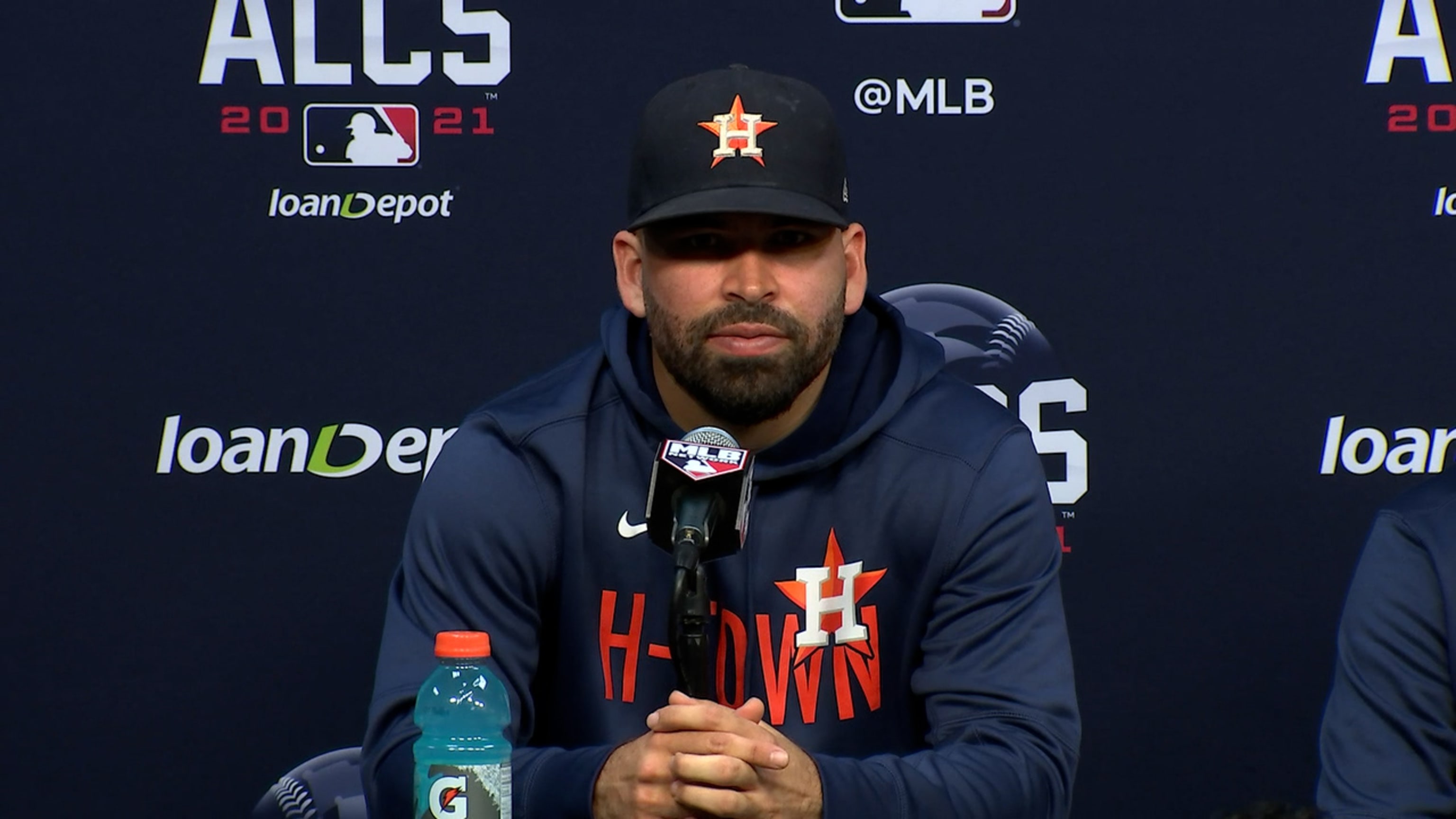 Astros' García exits ALCS Game 2 early with knee injury