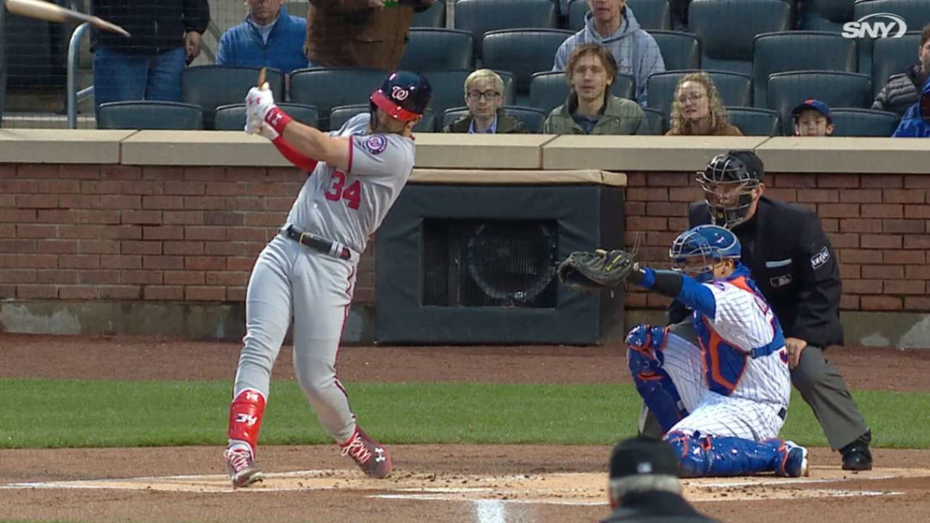 HR de Harper con bate partido