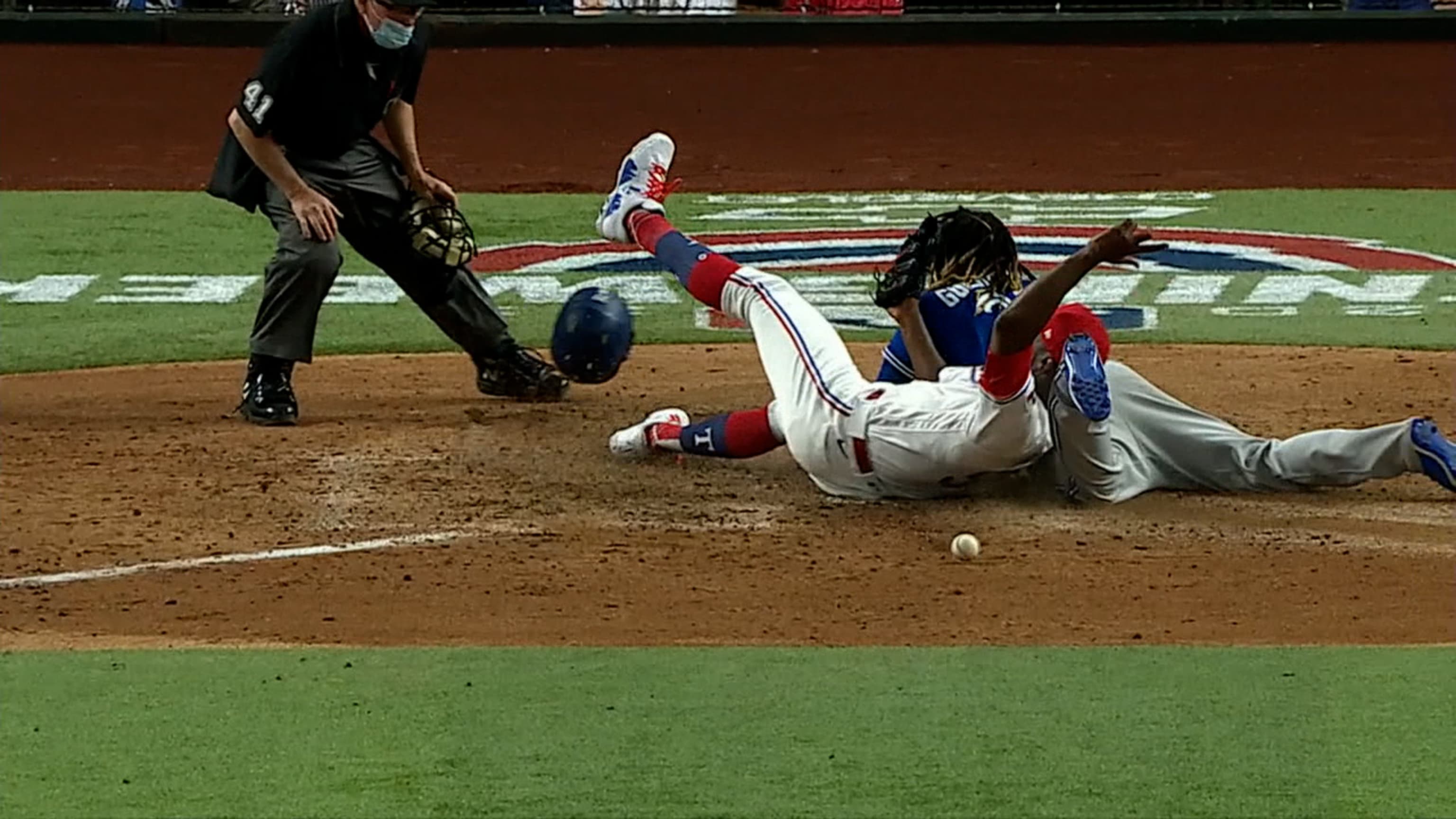 Guerrero Jr. anota por descontrol