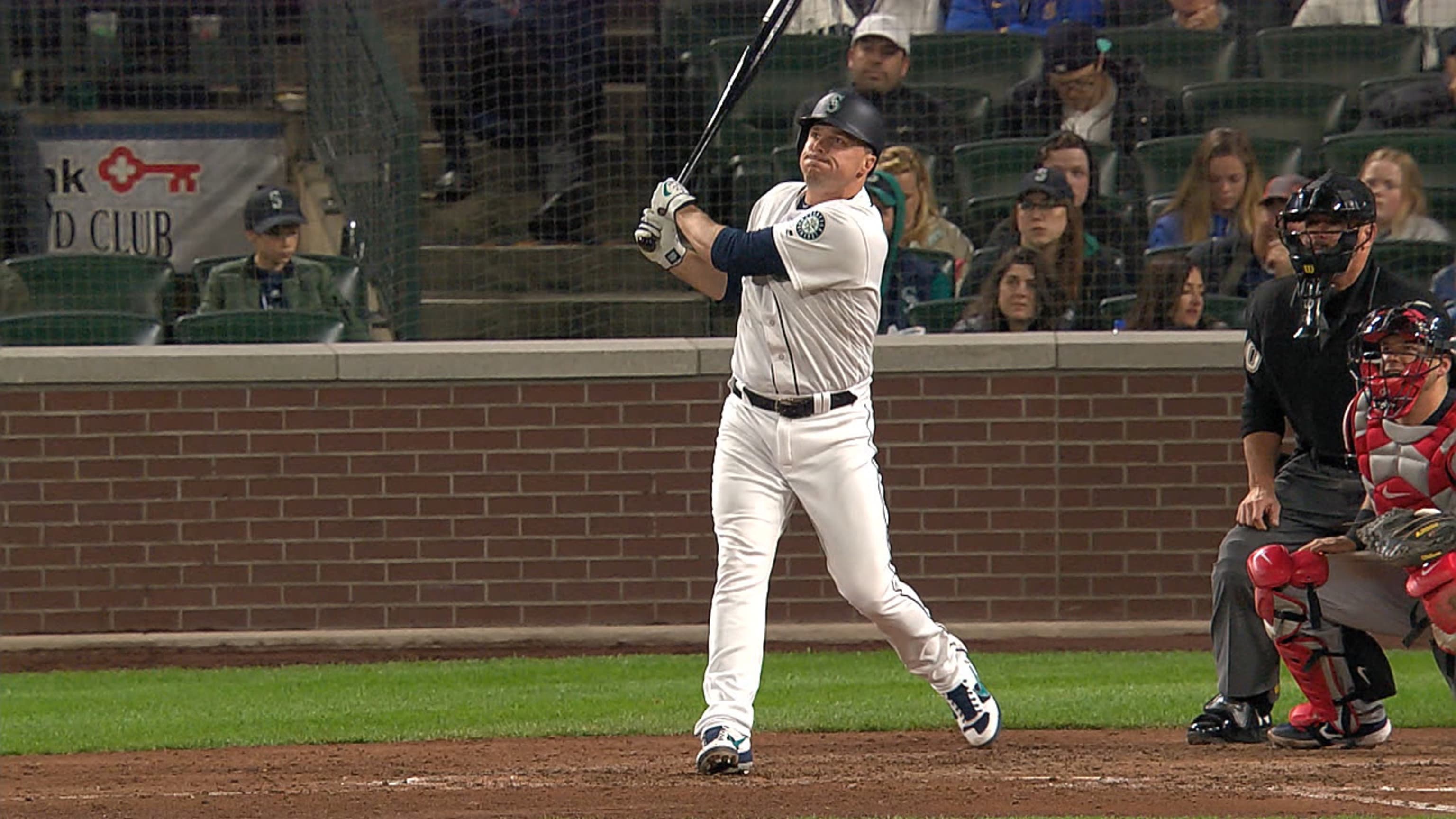 Bruce extiende racha con 8vo HR