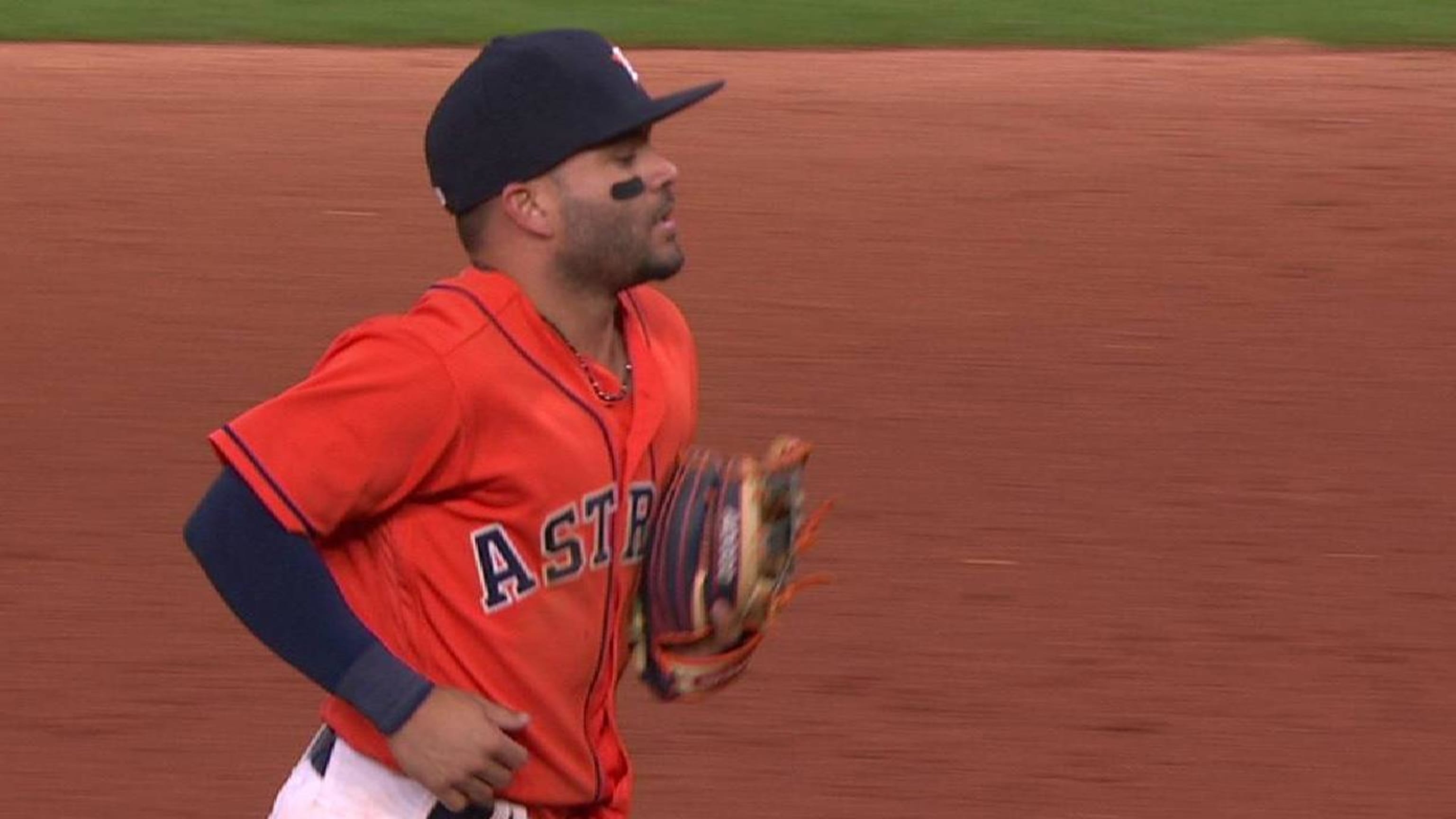Altuve's impressive scoop