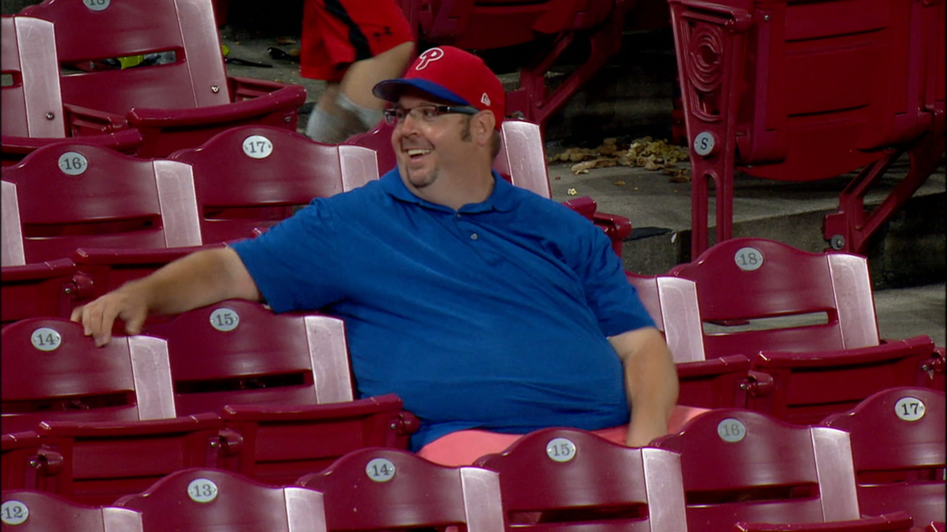 Phillies fan misses catching a baseball twice