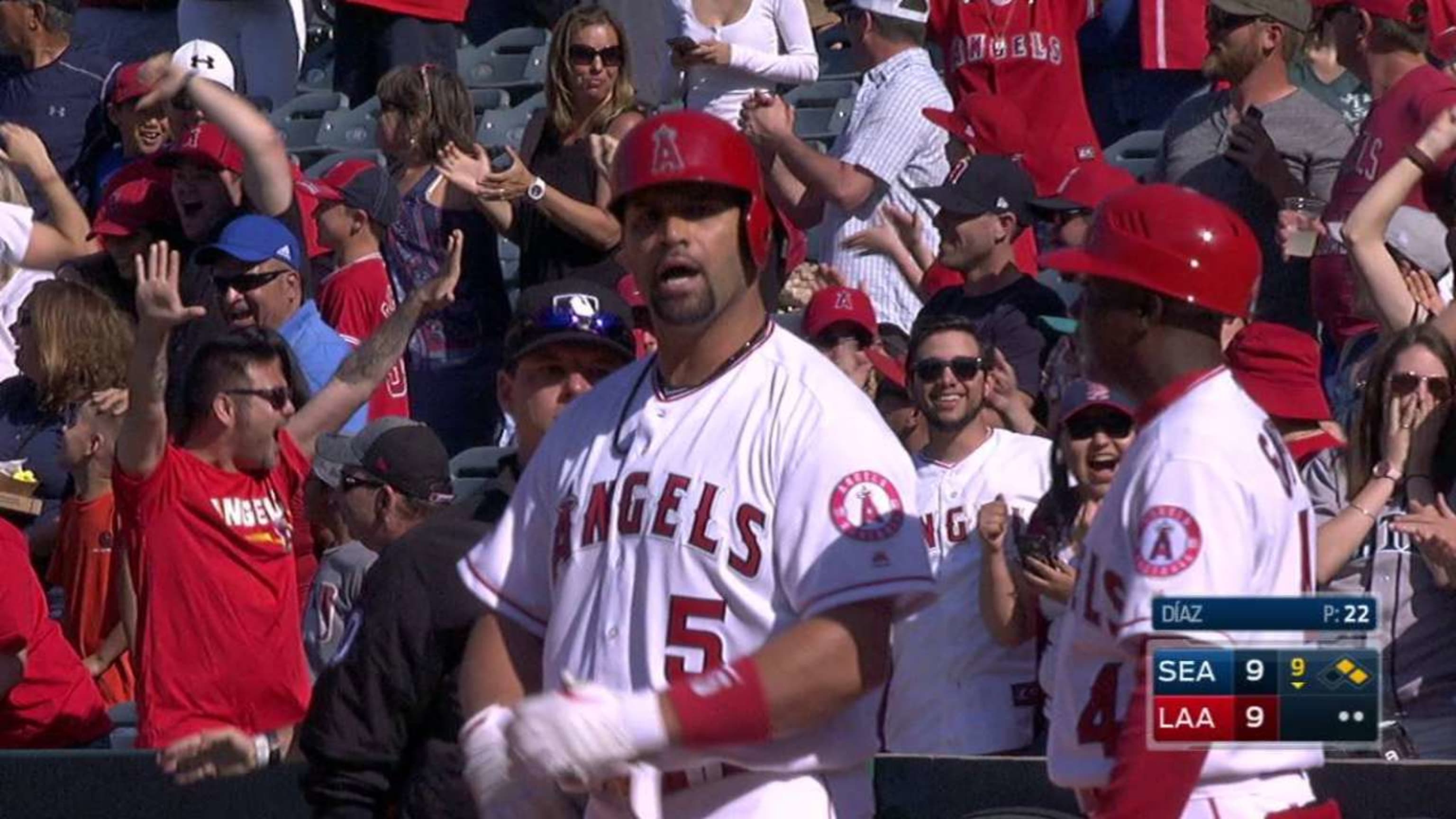 Angels play small ball, rally in 10th to beat Mariners