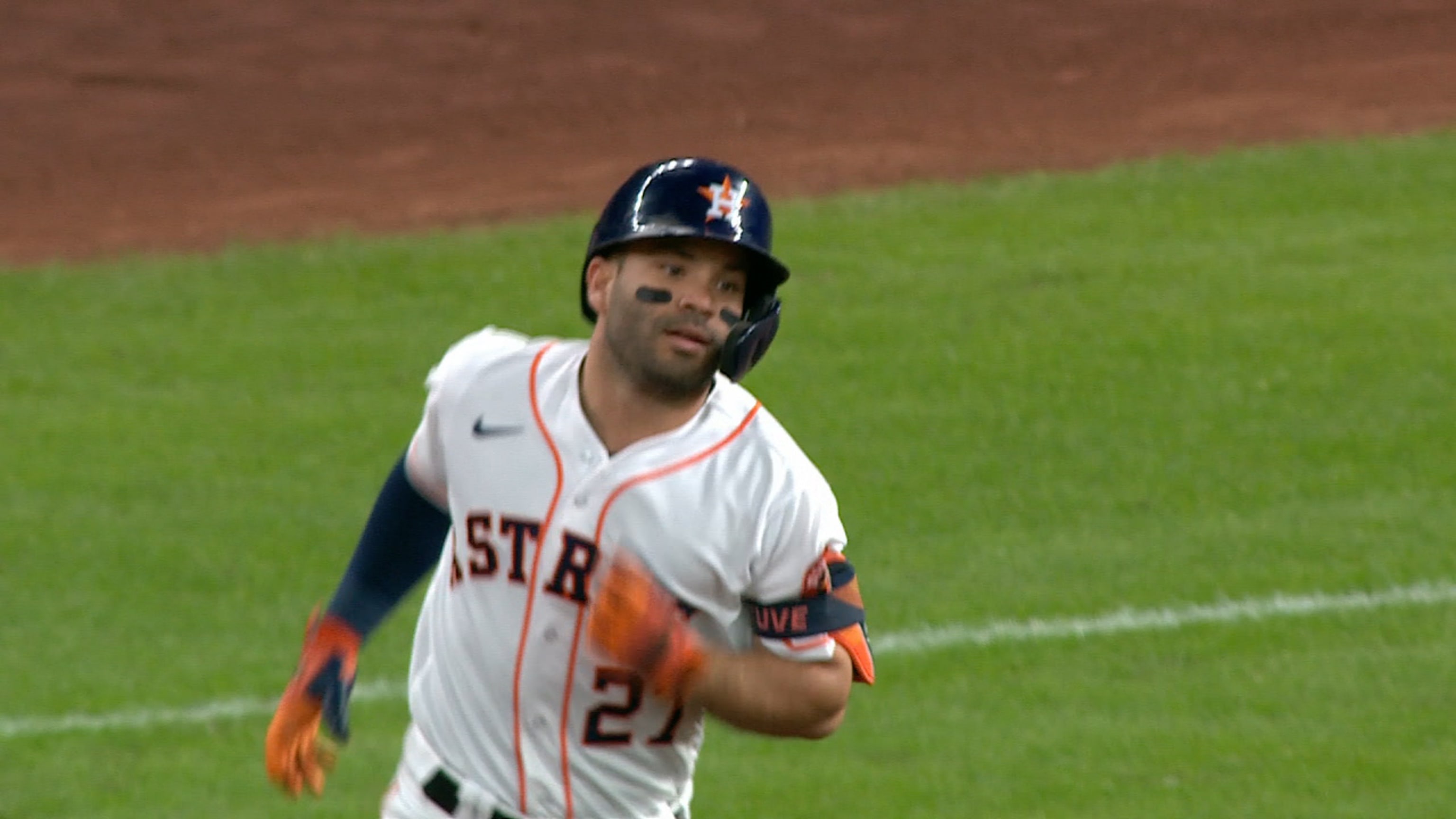 Altuve inicia con HR