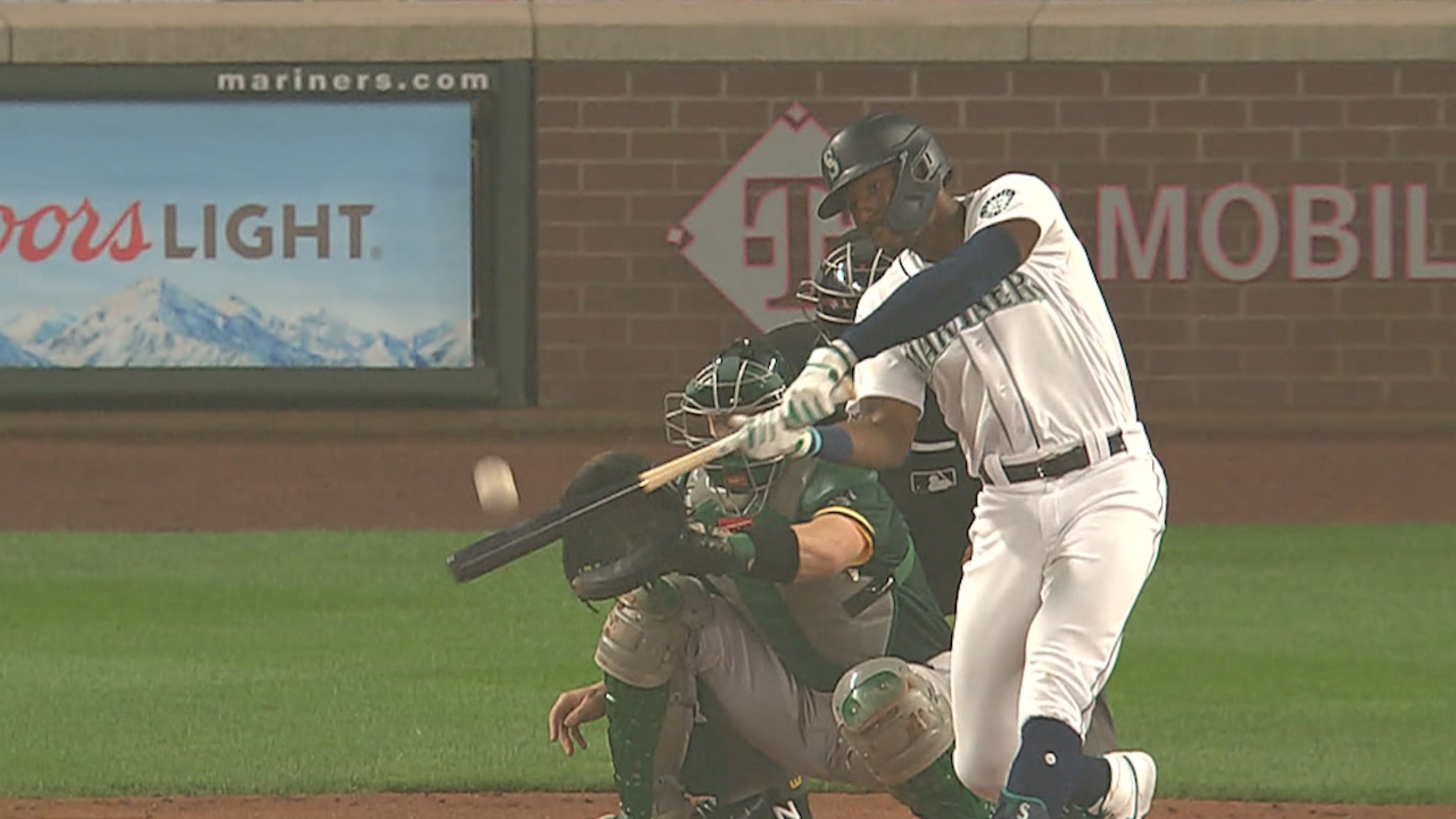 Lewis conecta HR de 2 rayas