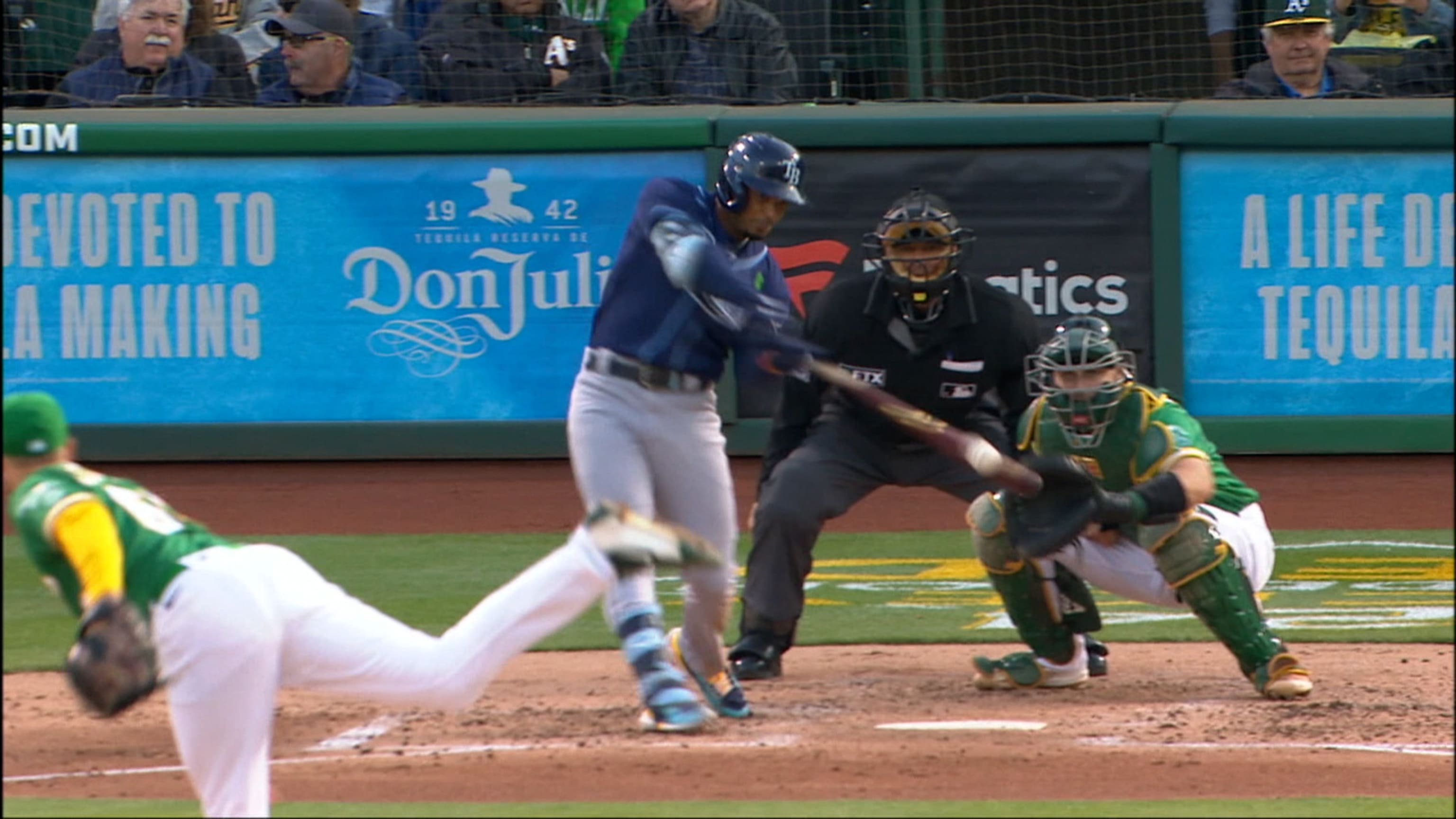 Yandy Díaz scores on an error