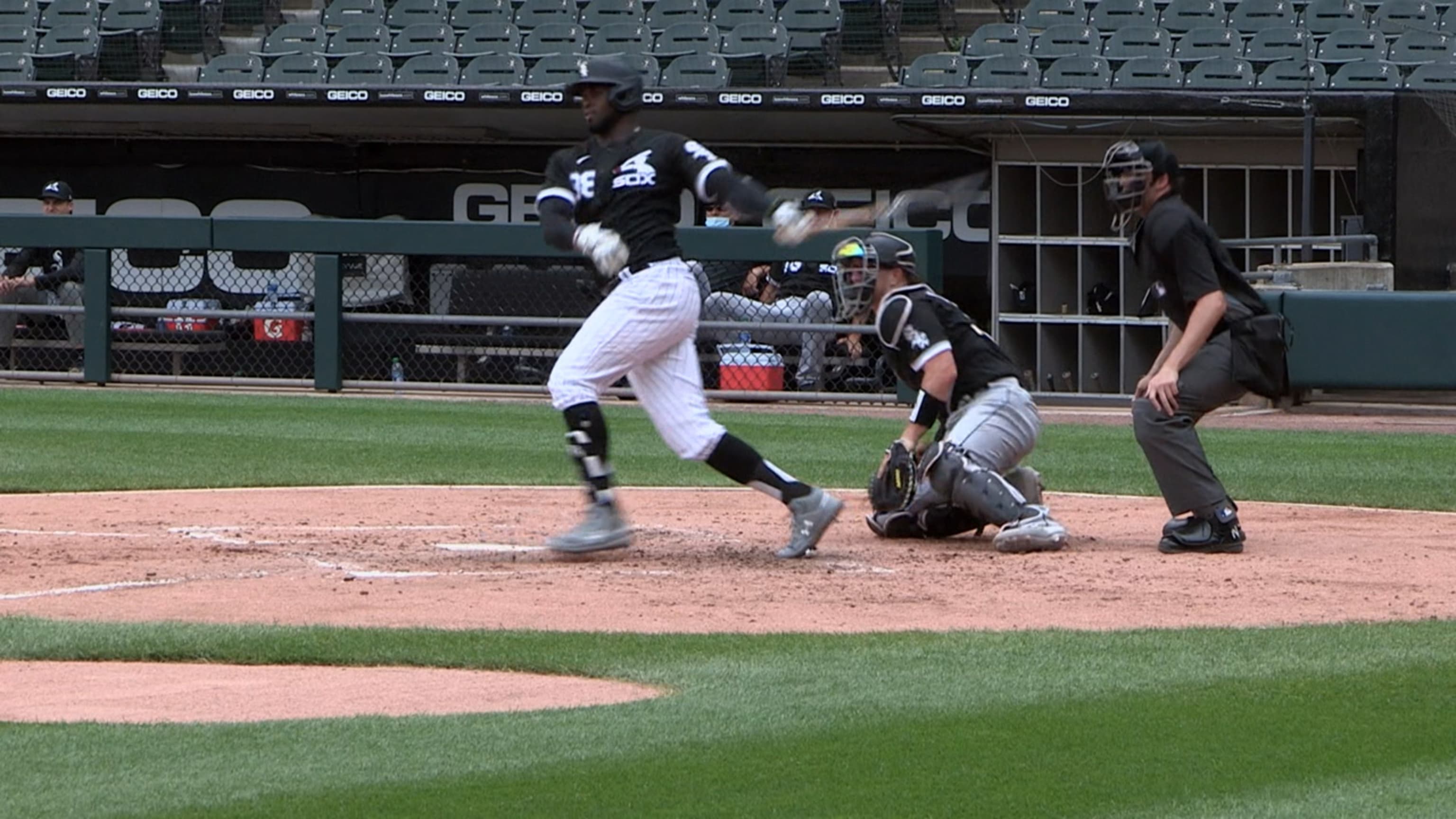 Luis Robert impulsa carrera con doblete