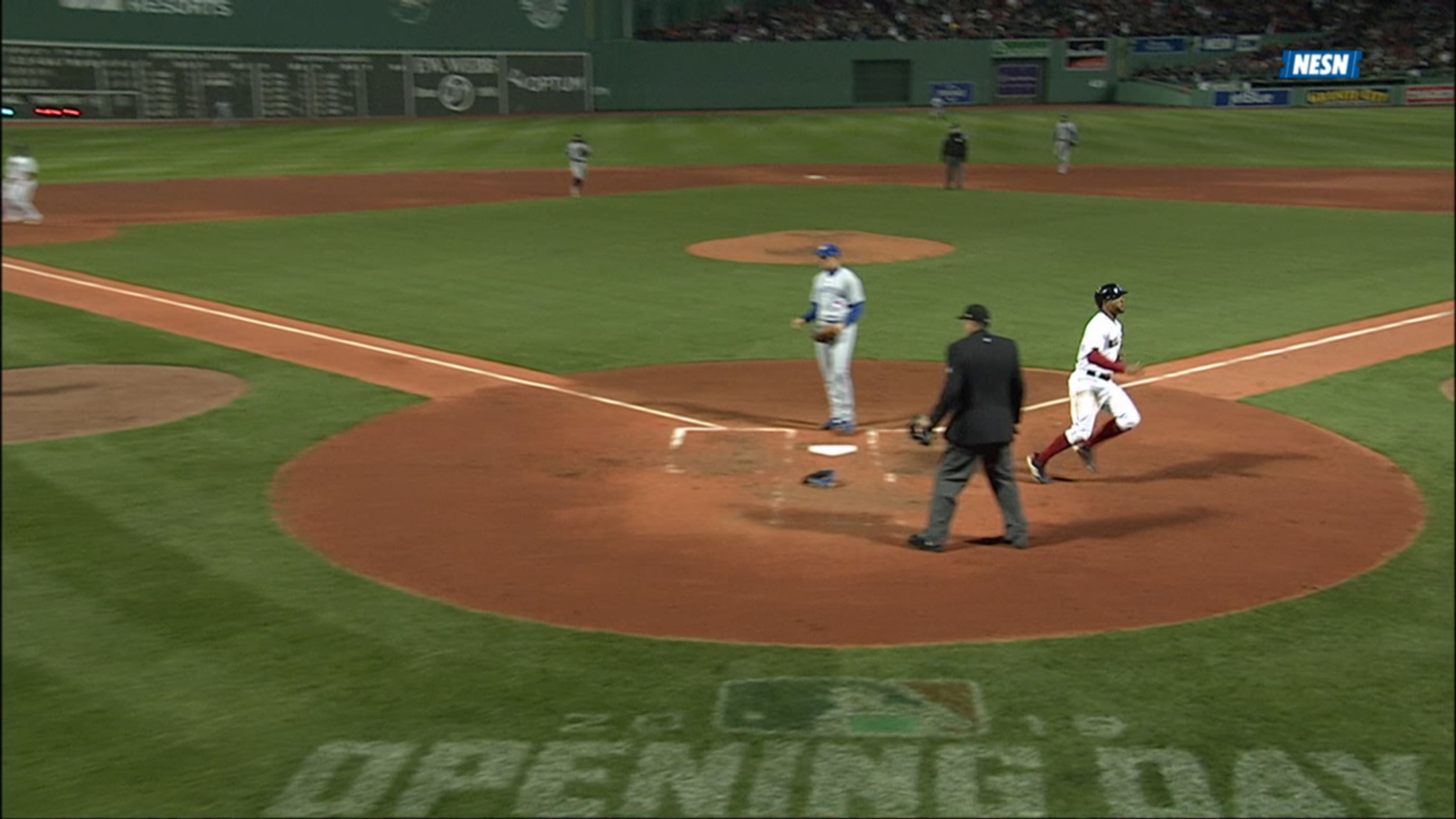 Bogaerts anota por un wild pitch