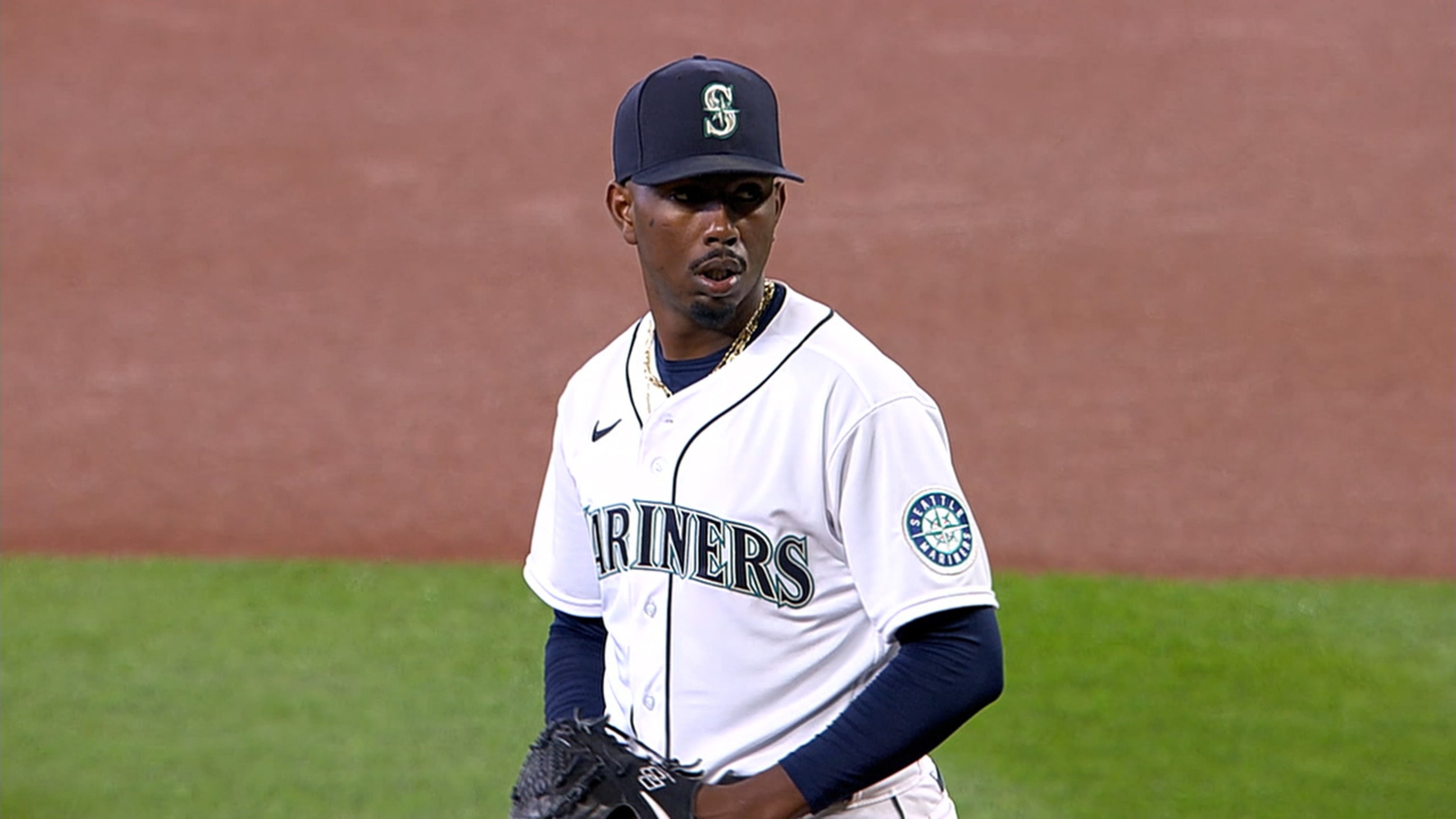 Mariners land All-Star Winker, Suárez in trade with Reds