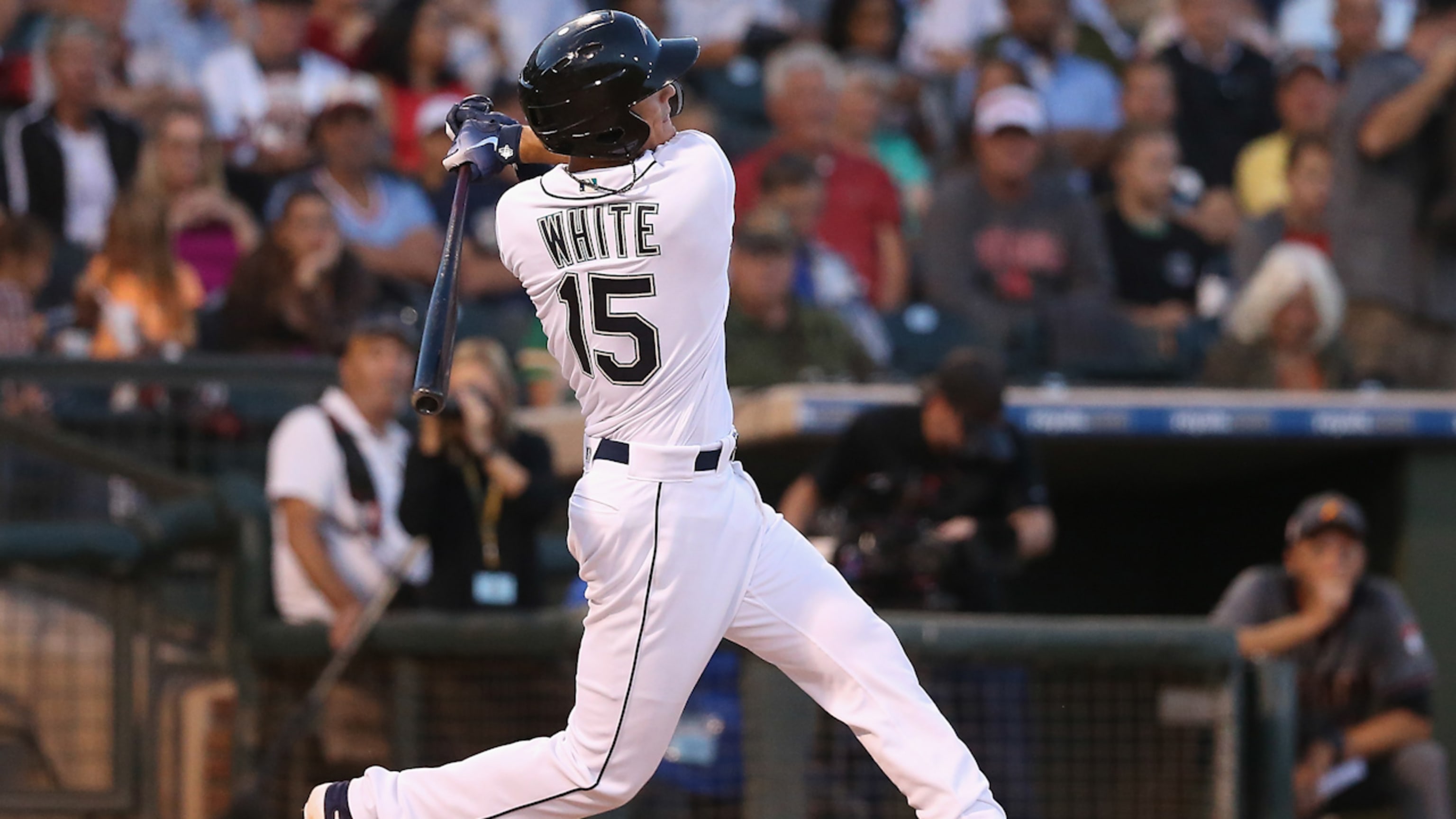 Mariners extend prospect White