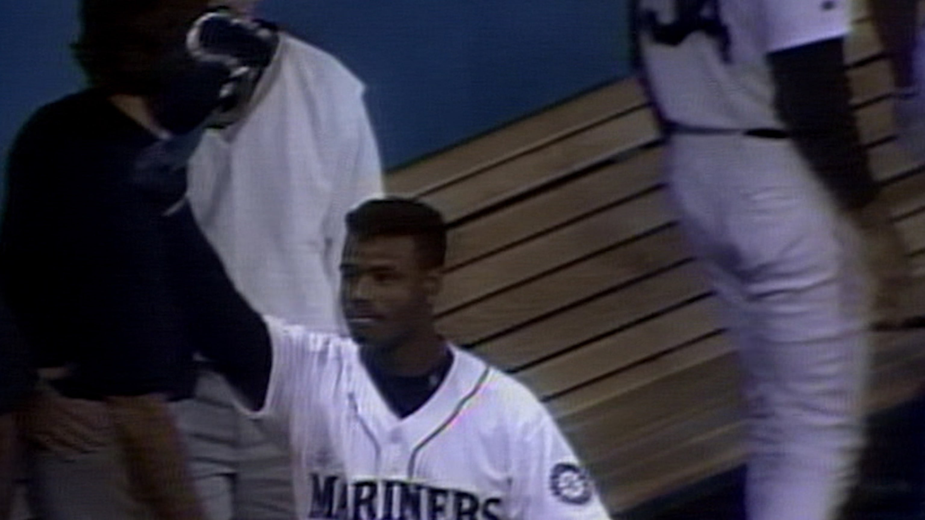 Griffey Jr. homers in 8 straight