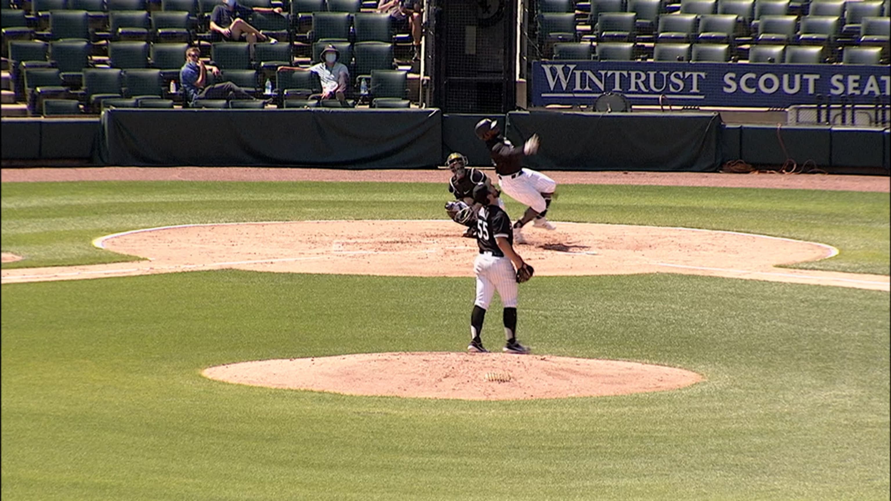 Luis Robert se cae antes de volarse la cerca