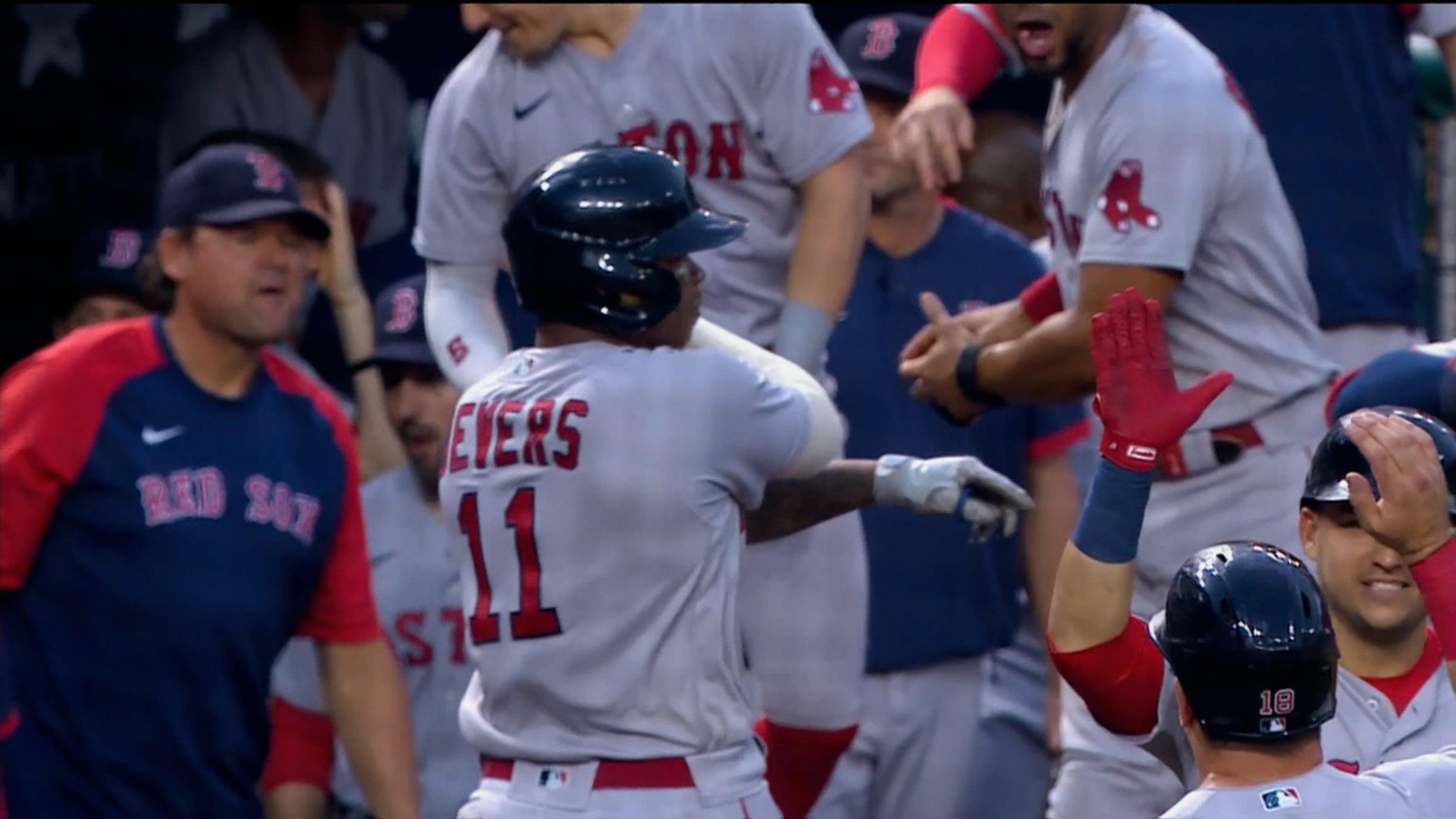 Rafael Devers conecta 4 hits