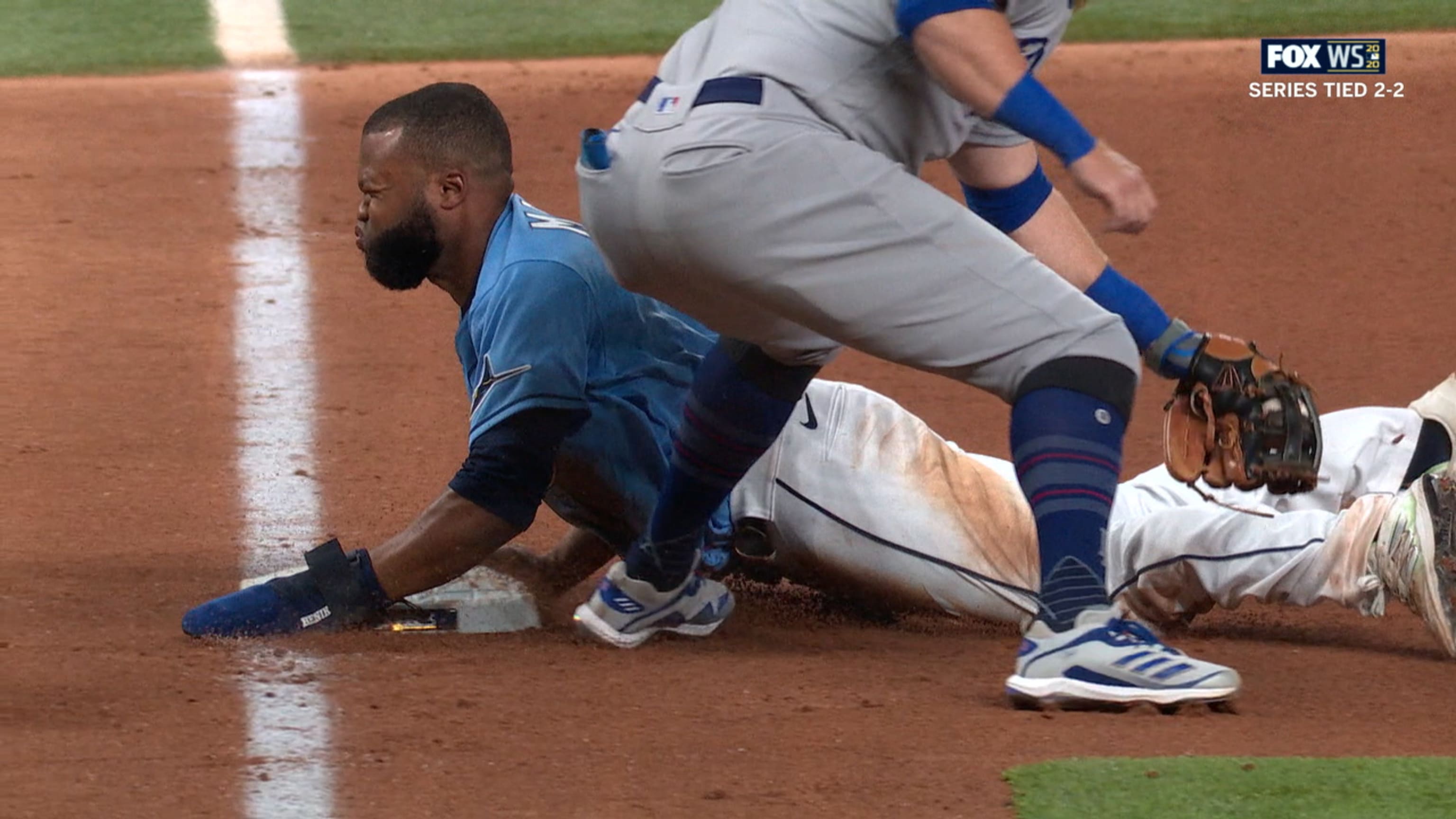 Margot llega a 3B tras robo