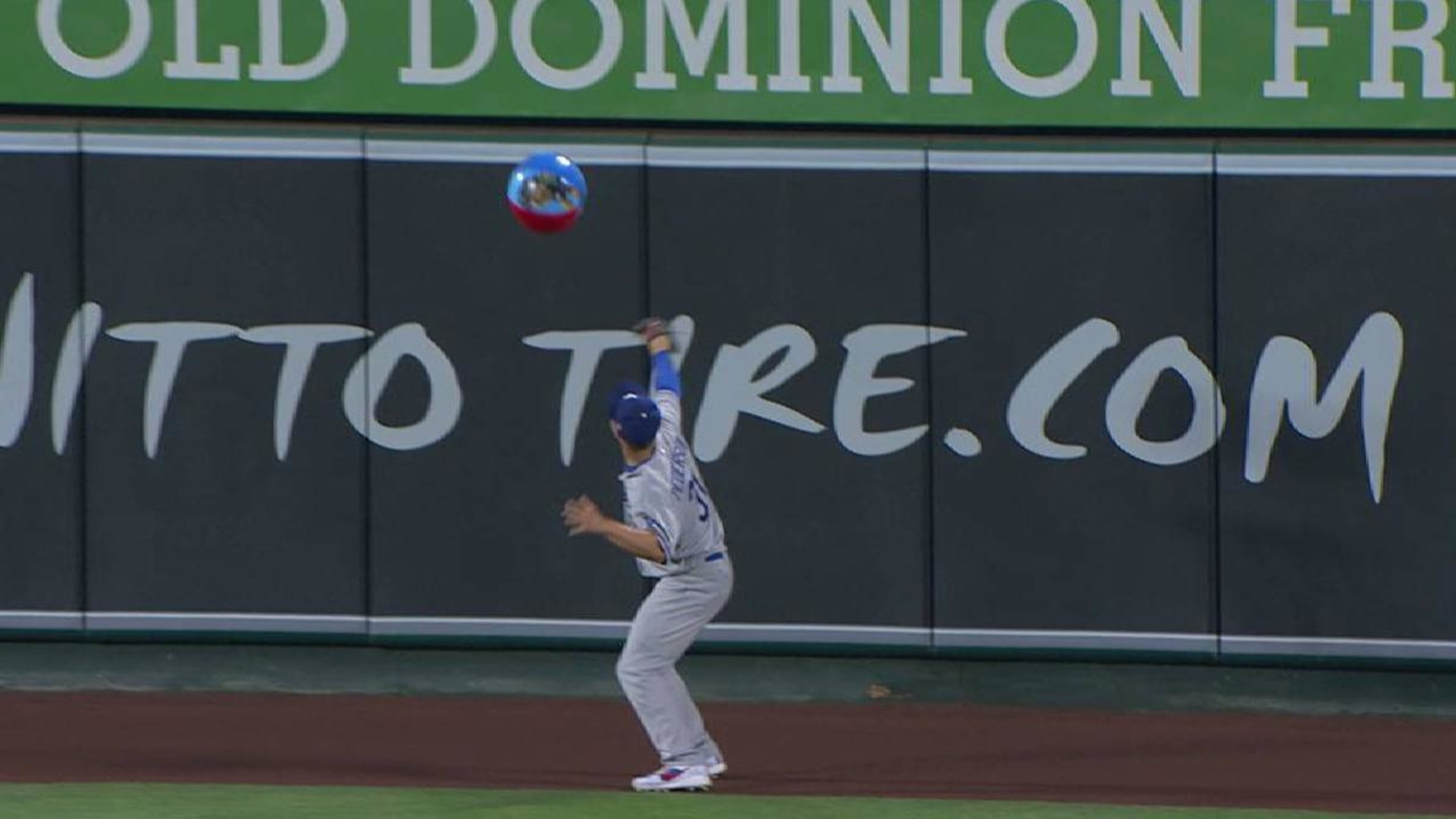 Joc Pederson and Yasiel Puig had very different methods of dealing with  stray outfield beach balls