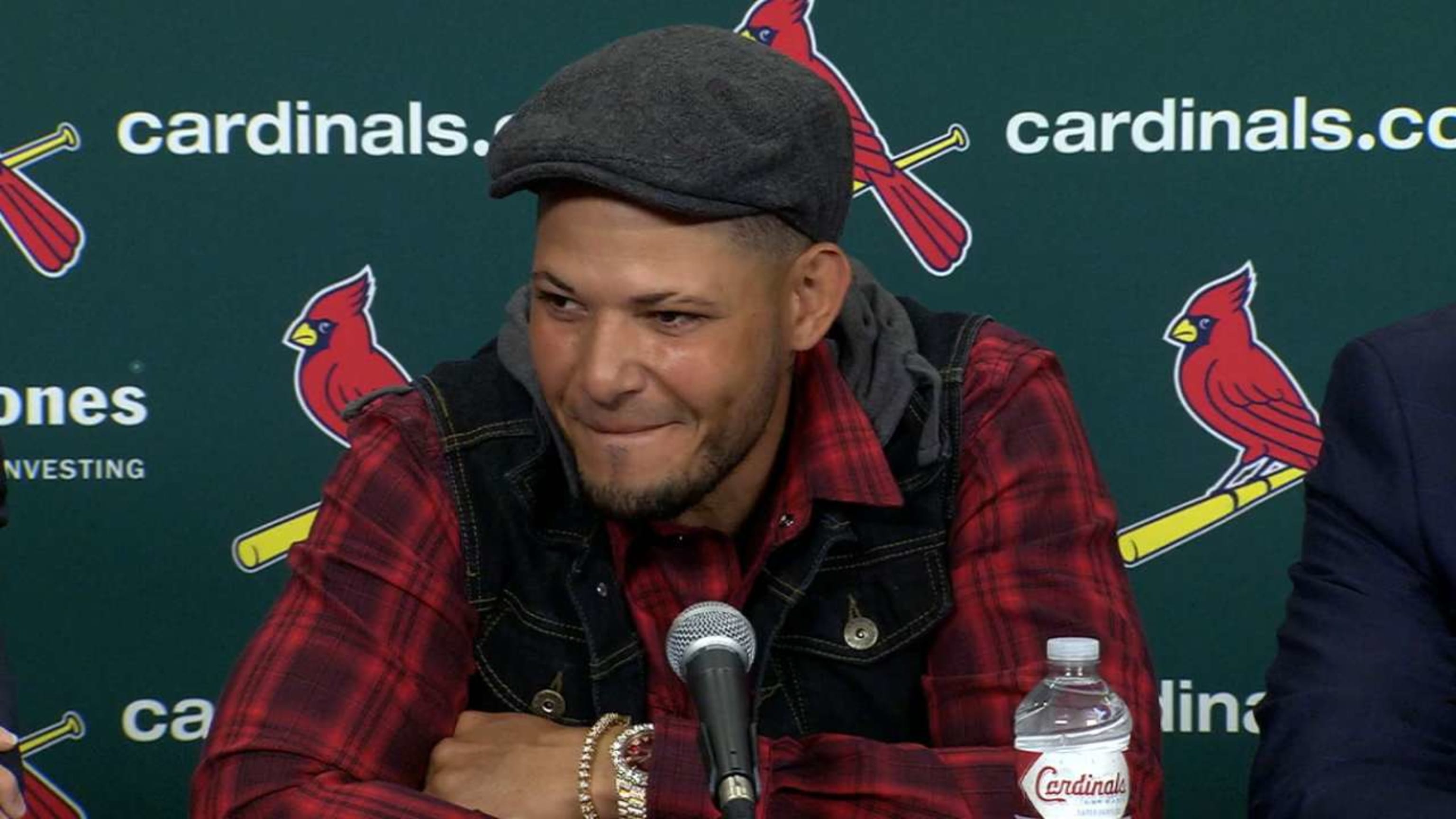 Molina signs one-year extension with Cardinals