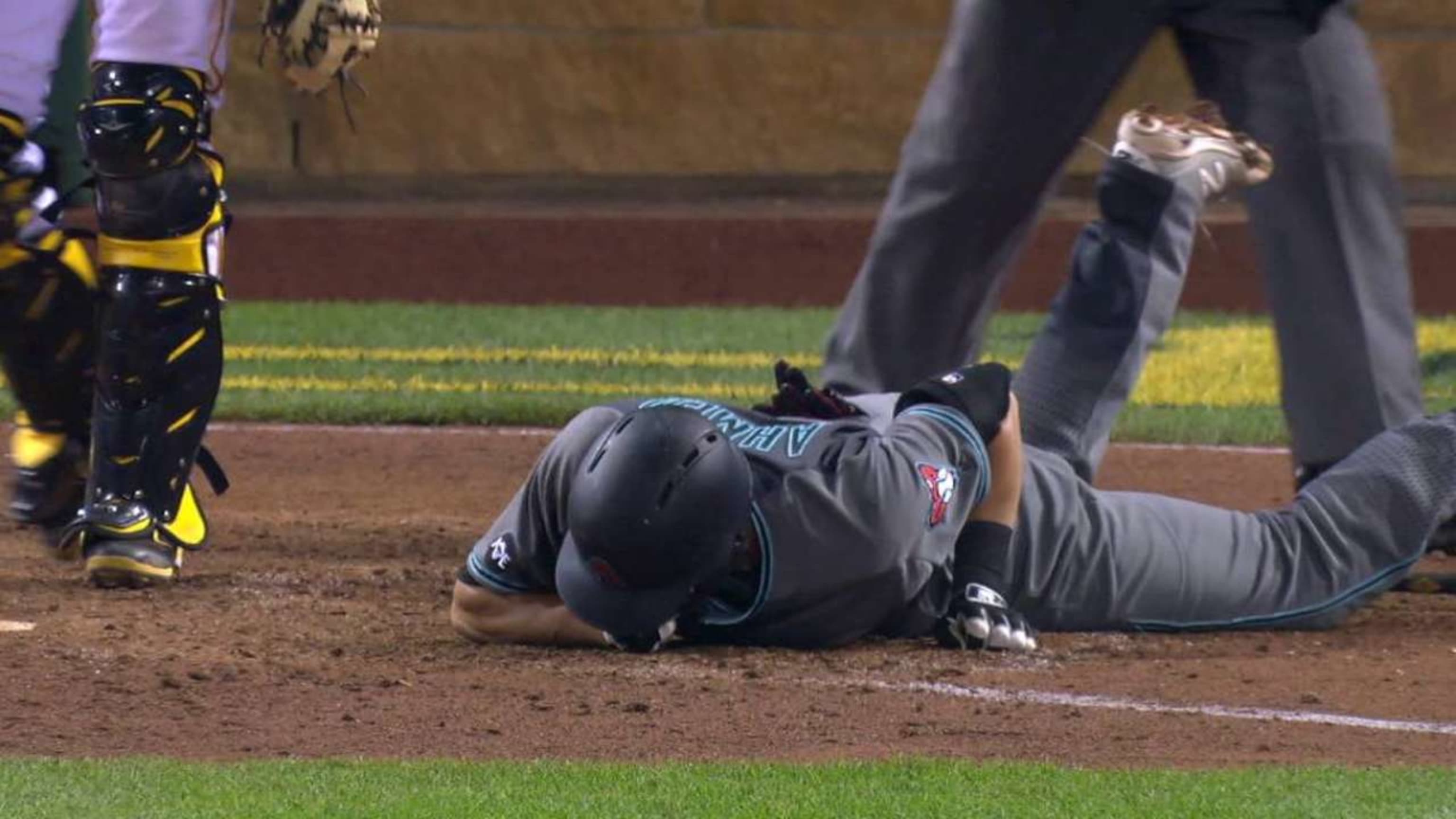 MLB ump Vanover still in hospital after hit in head by throw
