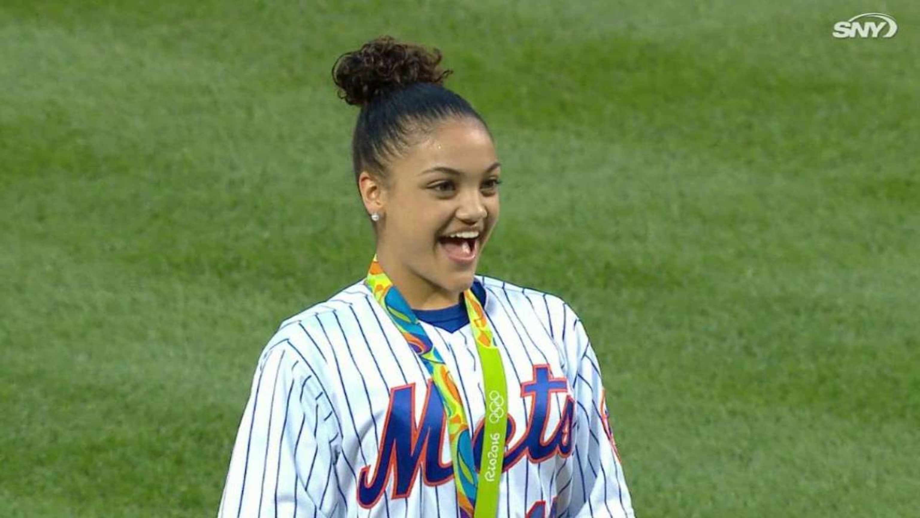 Watch David Wright catches ceremonial first pitch from his daughter