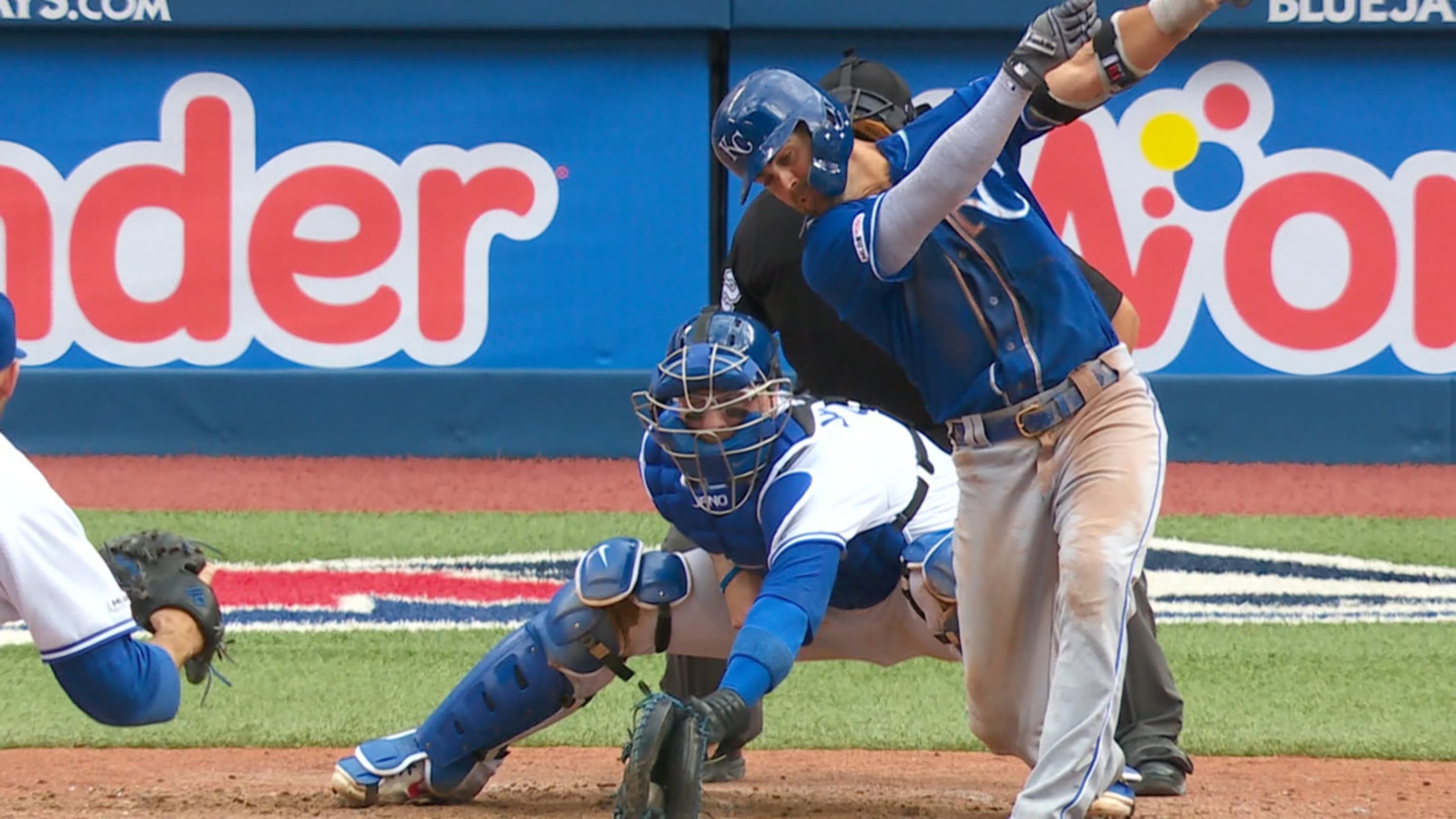 Mayza escapes a jam in the 6th