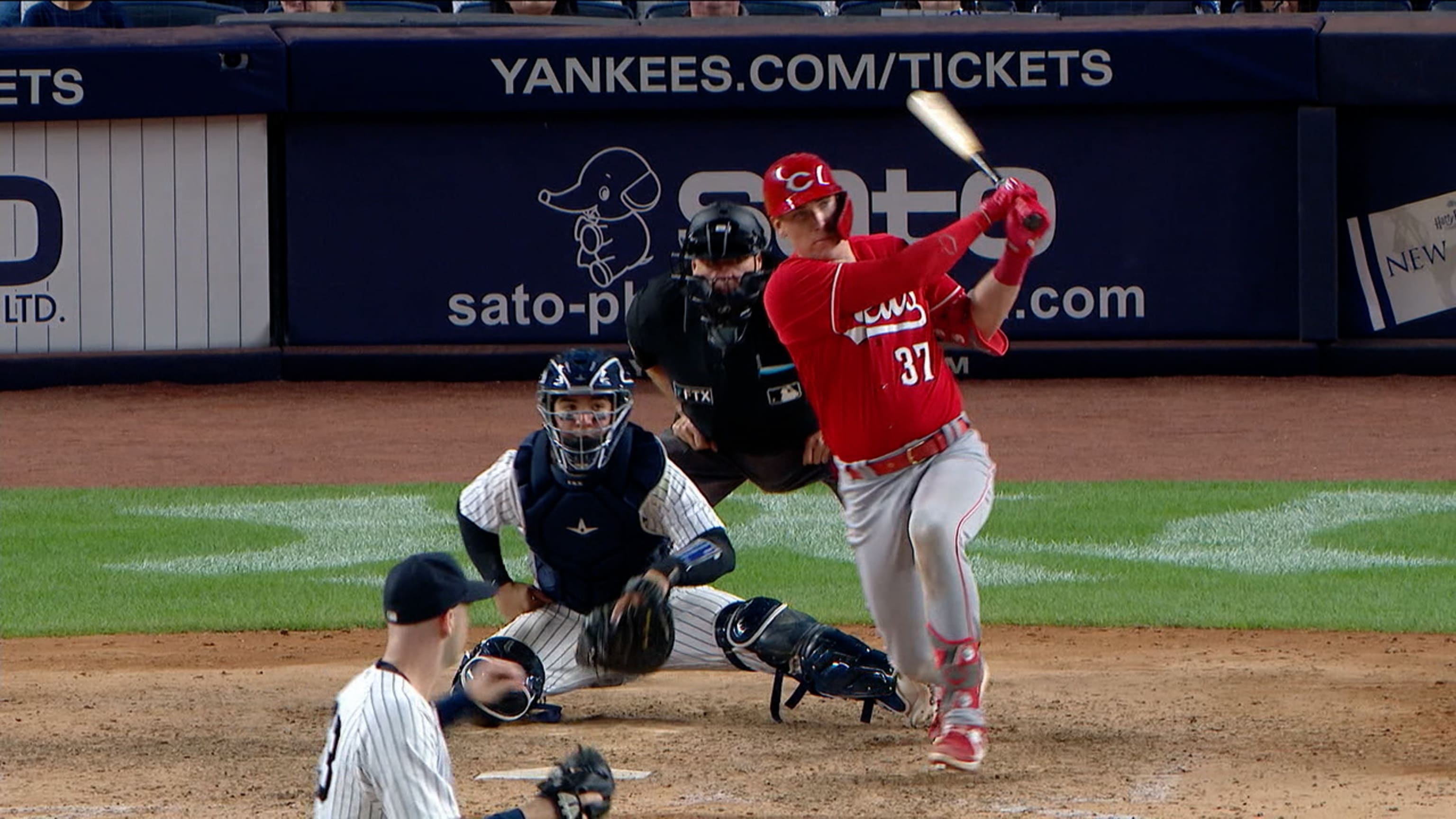 Luis Castillo dominates in Reds win over Yankees