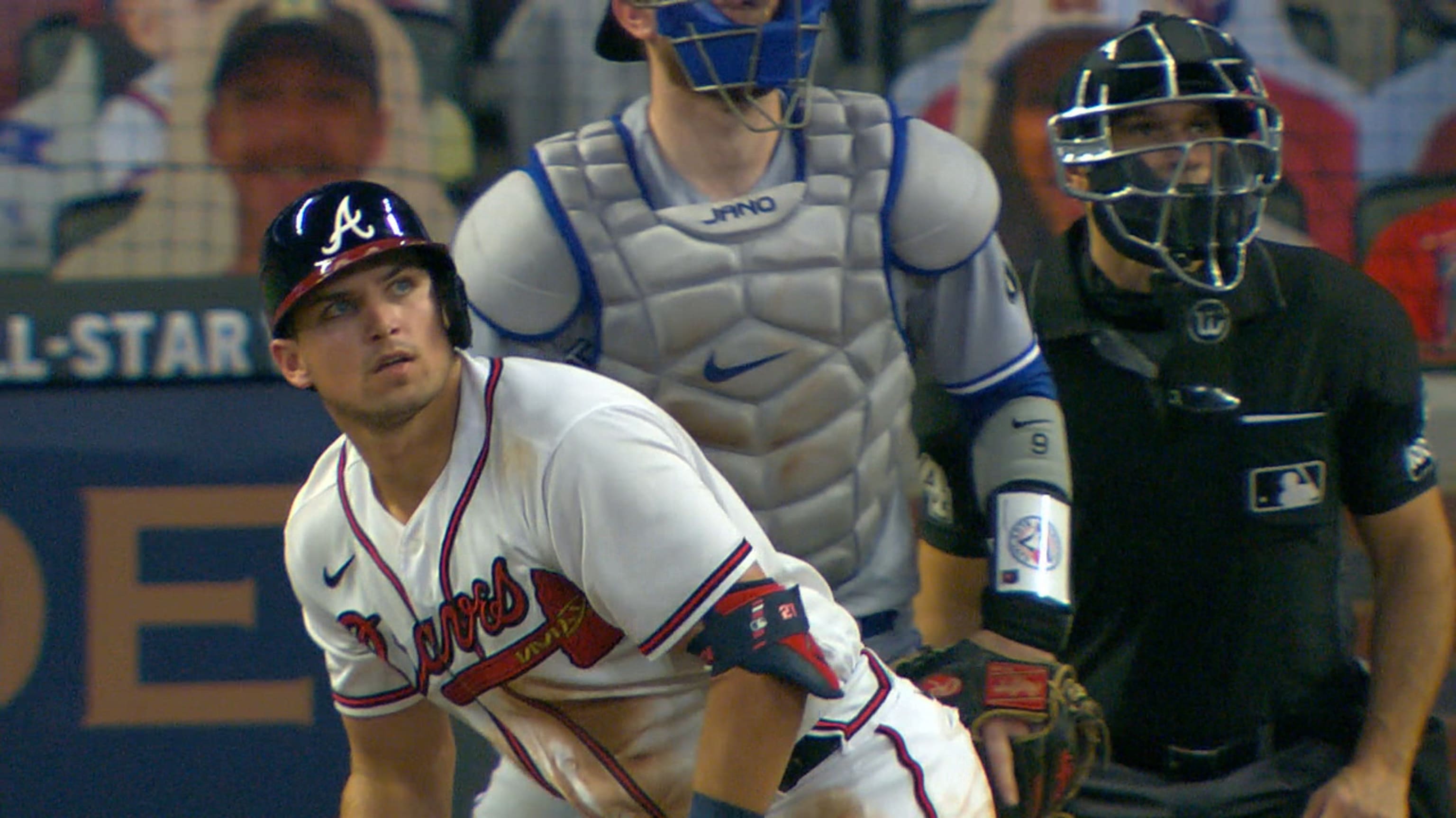 Riley sacude HR de tres rayas