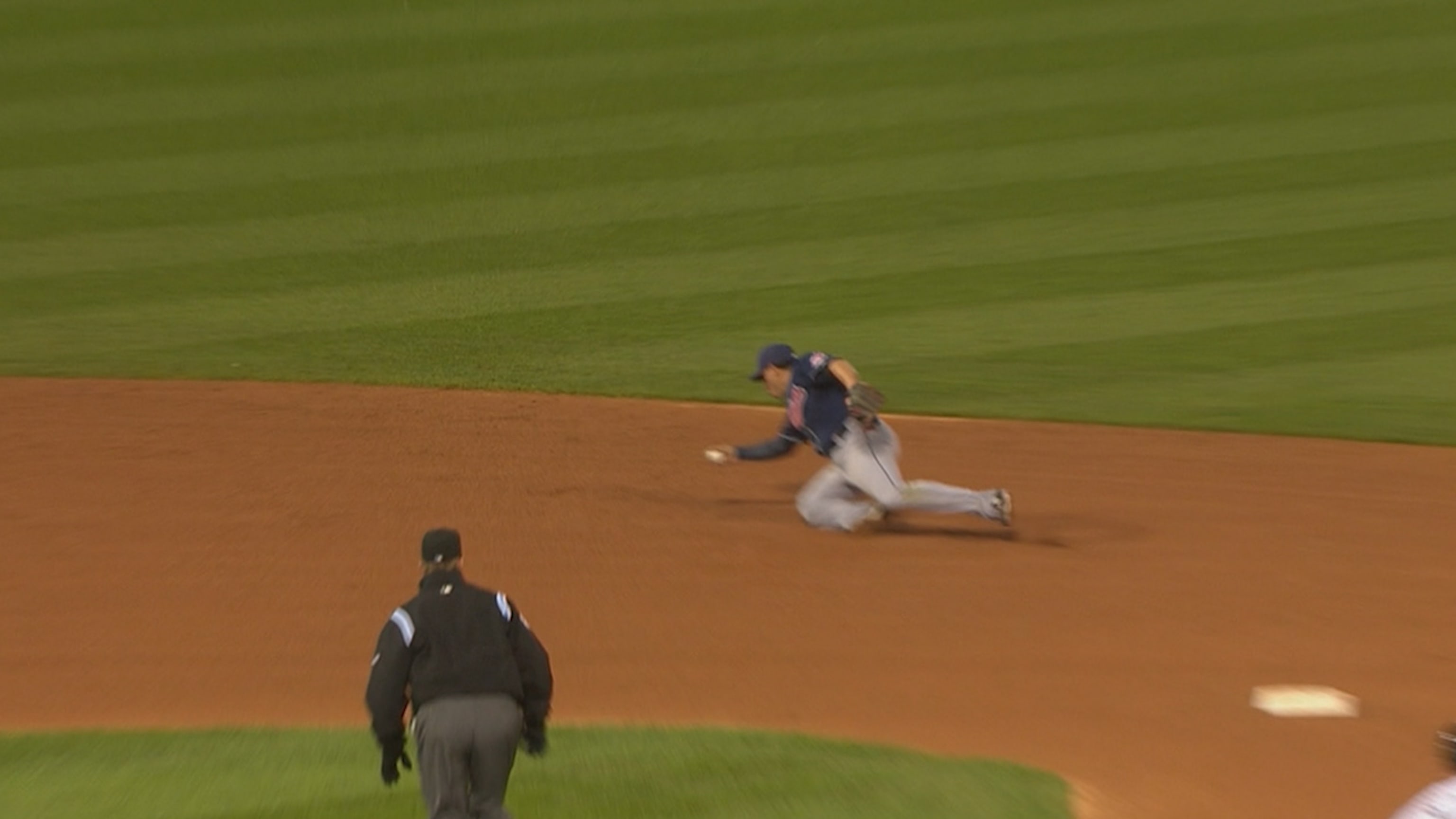 Cabrera goes behind-the-back