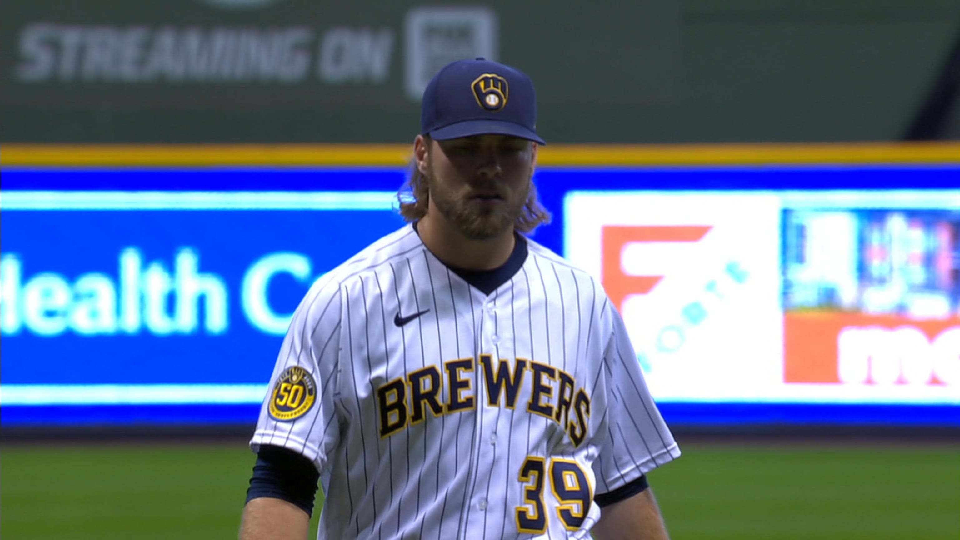 Corbin Burnes sale de apuros