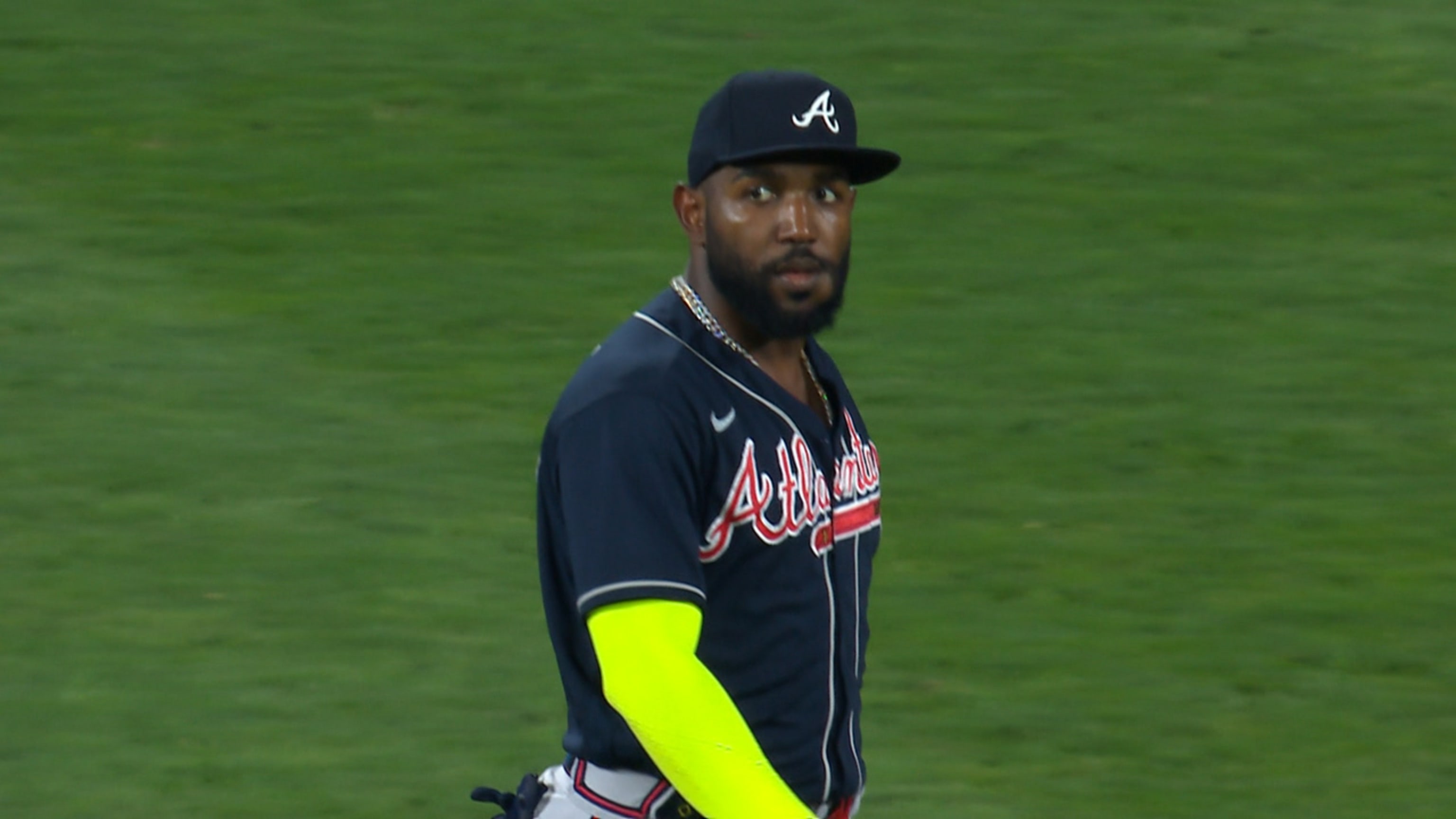 Ozuna captura sobre la pared