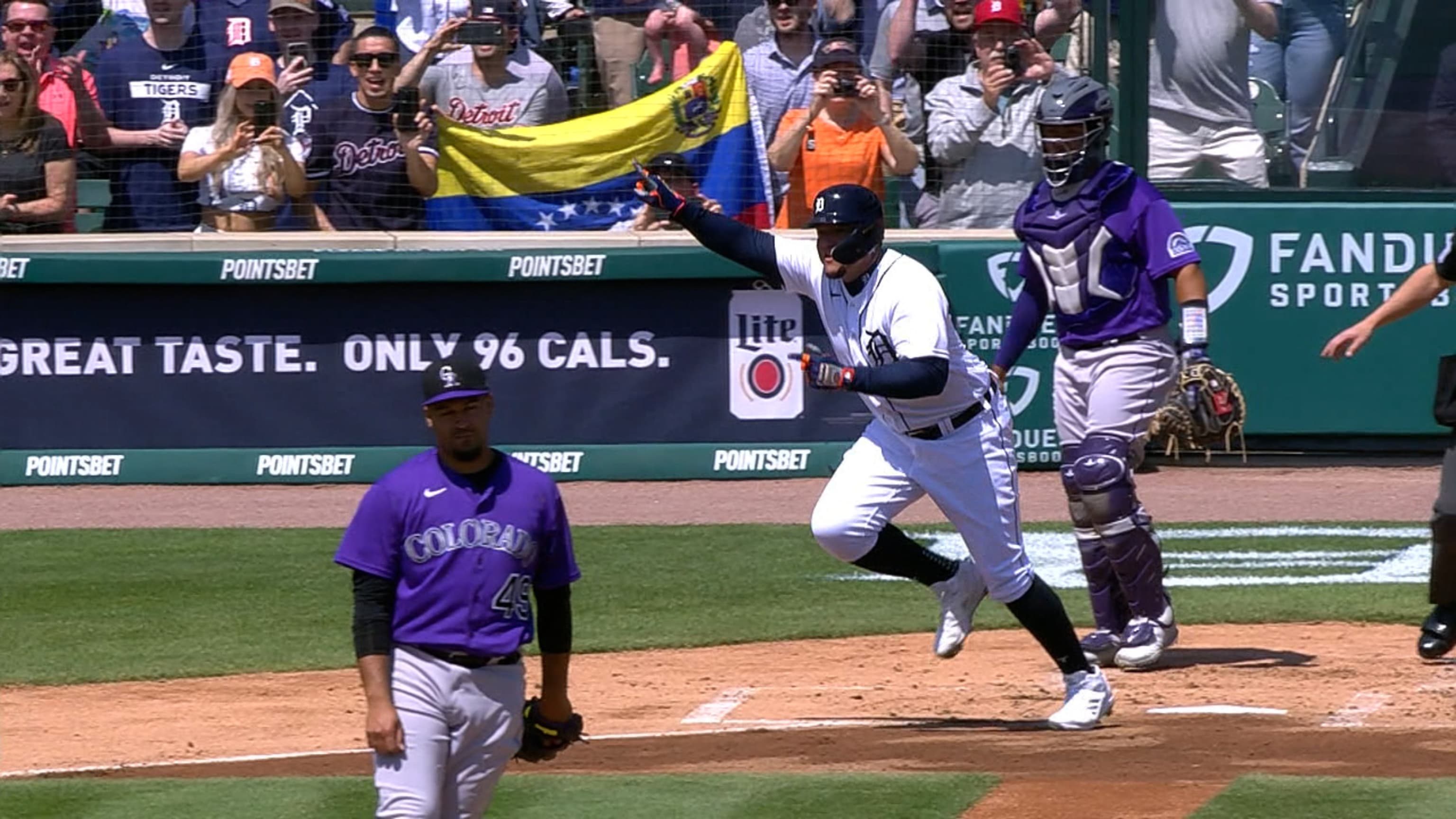 Miguel Cabrera da su hit 3,000