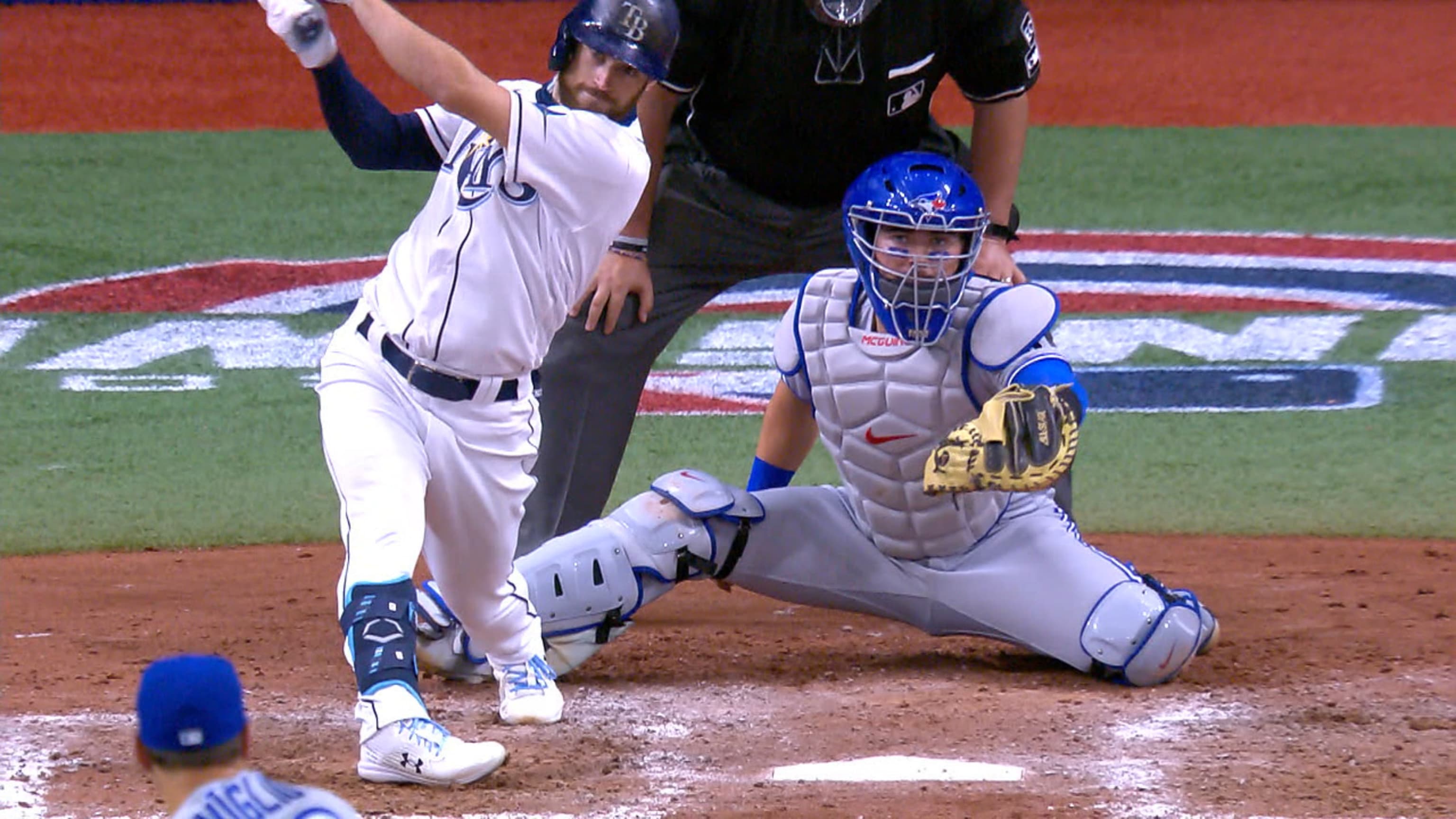 T.B. toma la ventaja con triple de Lowe